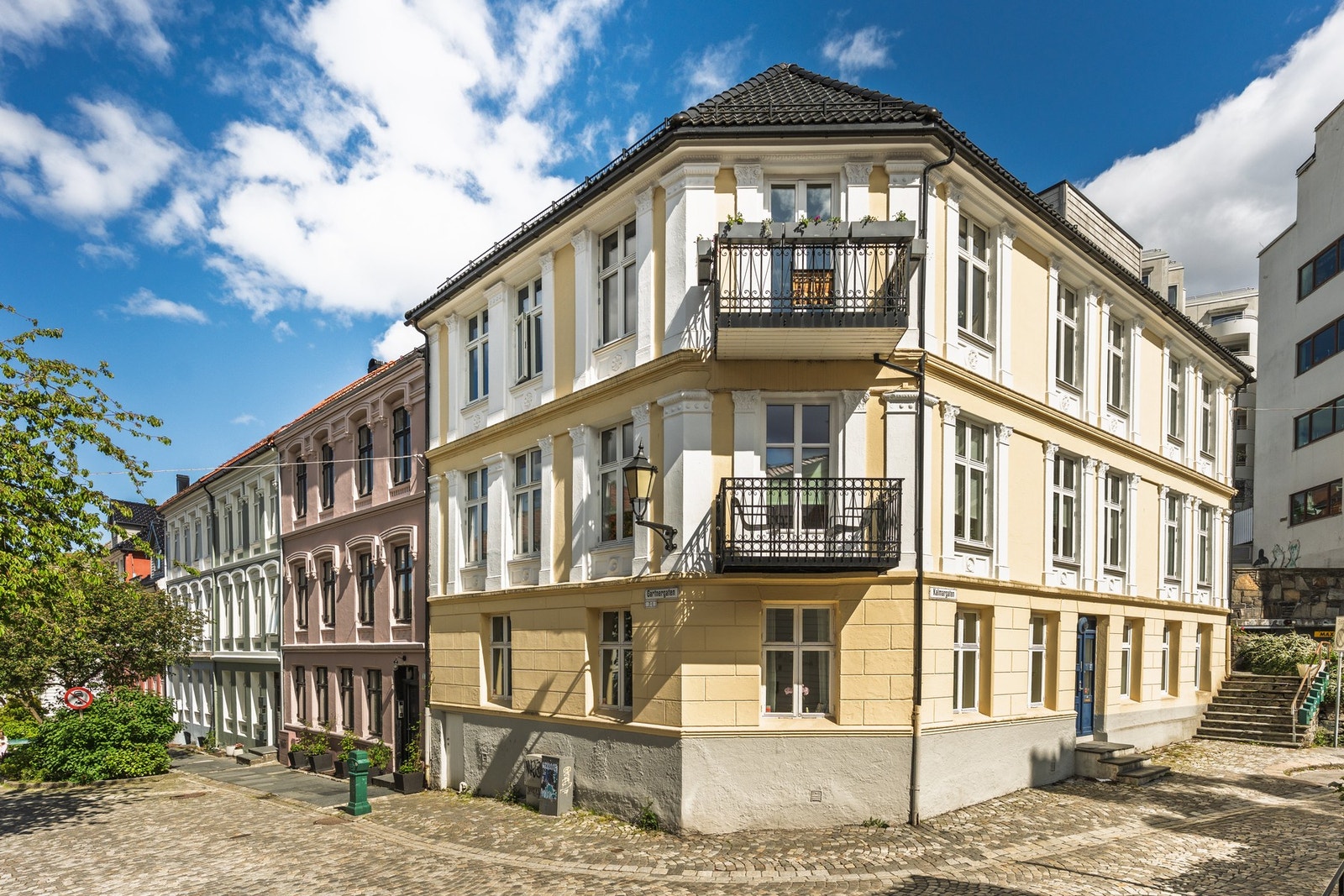 Denne lyse og innbydende leiligheten ligger idyllisk og tilbaketrukket i hjertet av Bergen sentrum - en sjelden kombinasjon av ro og urban puls. Galleribilde