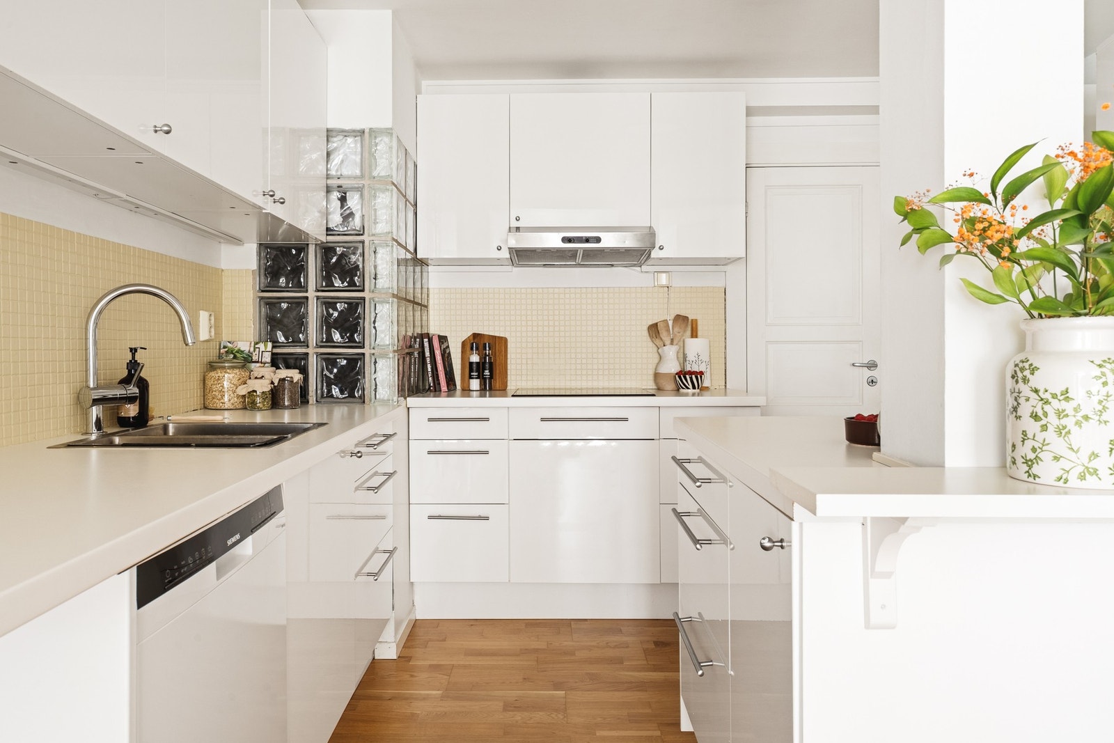 Fliser over benk gir et praktisk og stilrent uttrykk. Galleribilde
