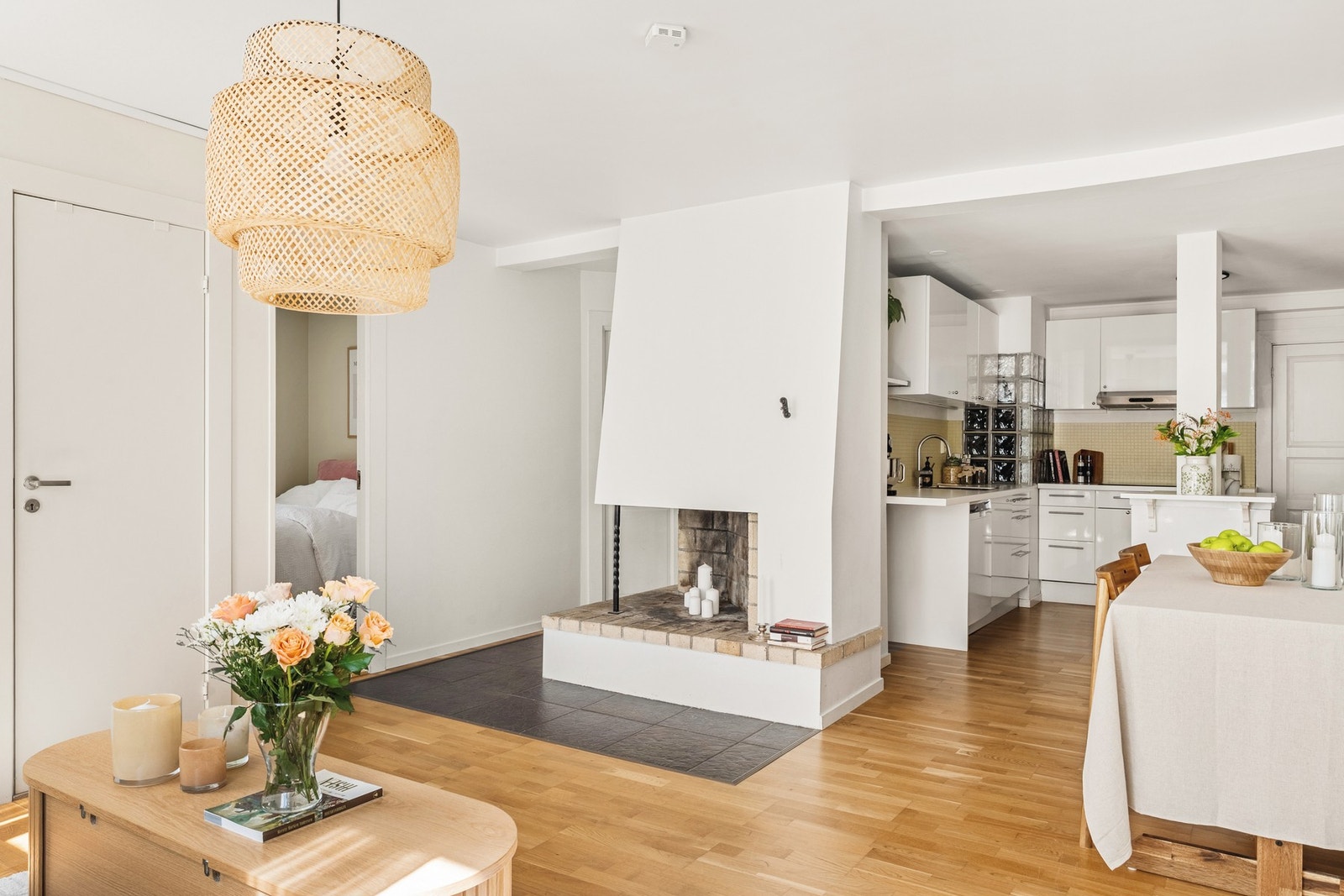 Her får du en romslig og luftig løsning med god plass til både sofagruppe og spisebord. Galleribilde
