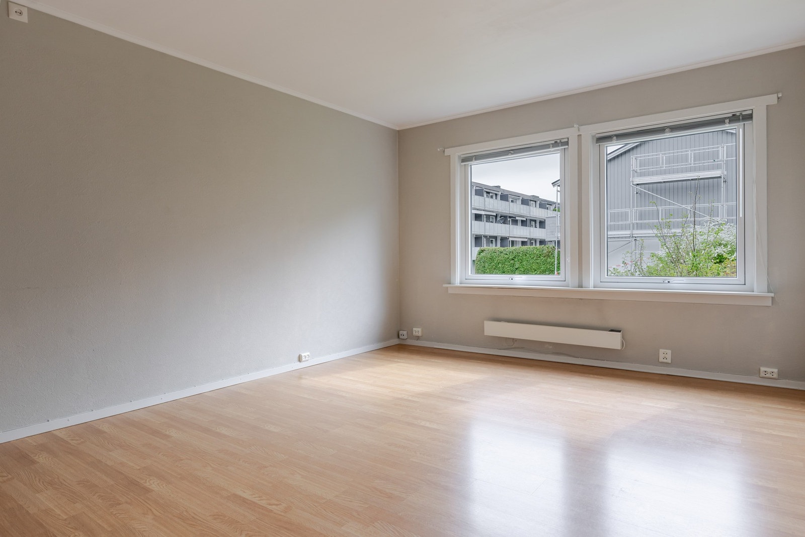 Romslig og fin stue med gode lysforhold. Galleribilde