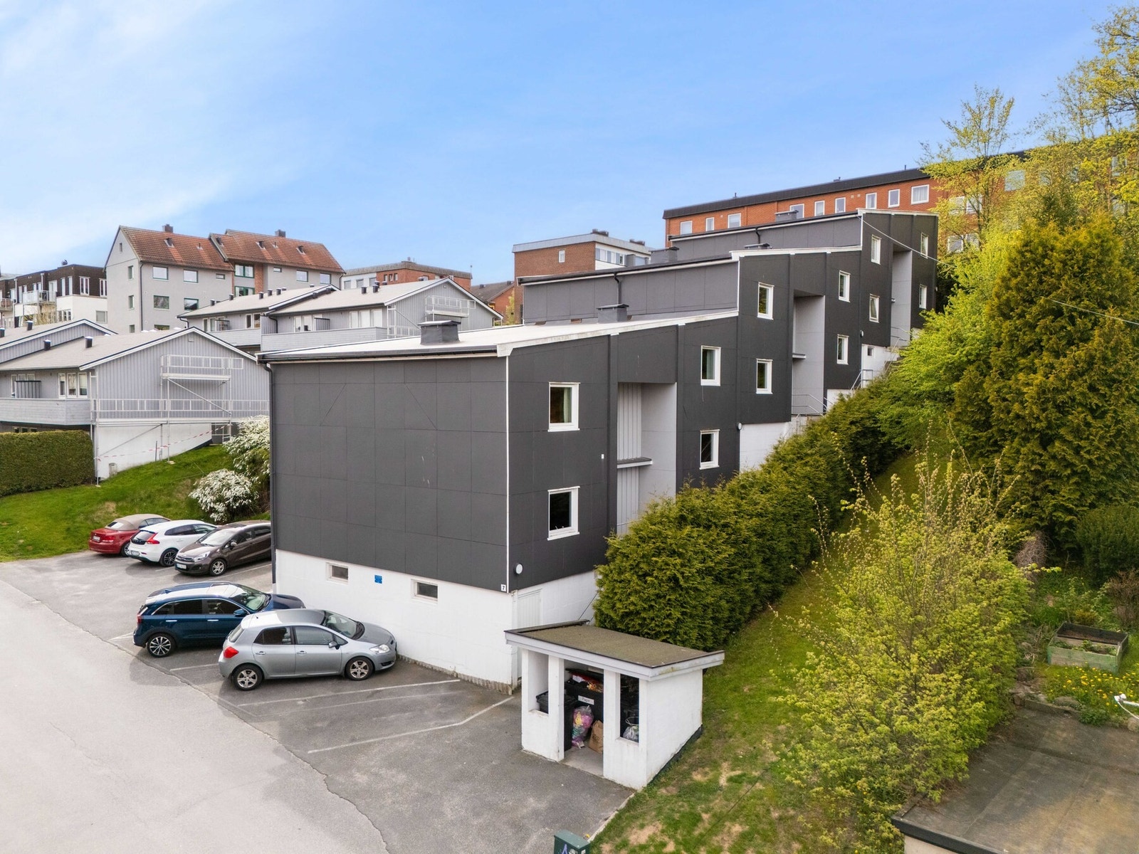 Sentral beliggenhet midt mellom sentrumskjernen og jernbanestasjonen. Galleribilde