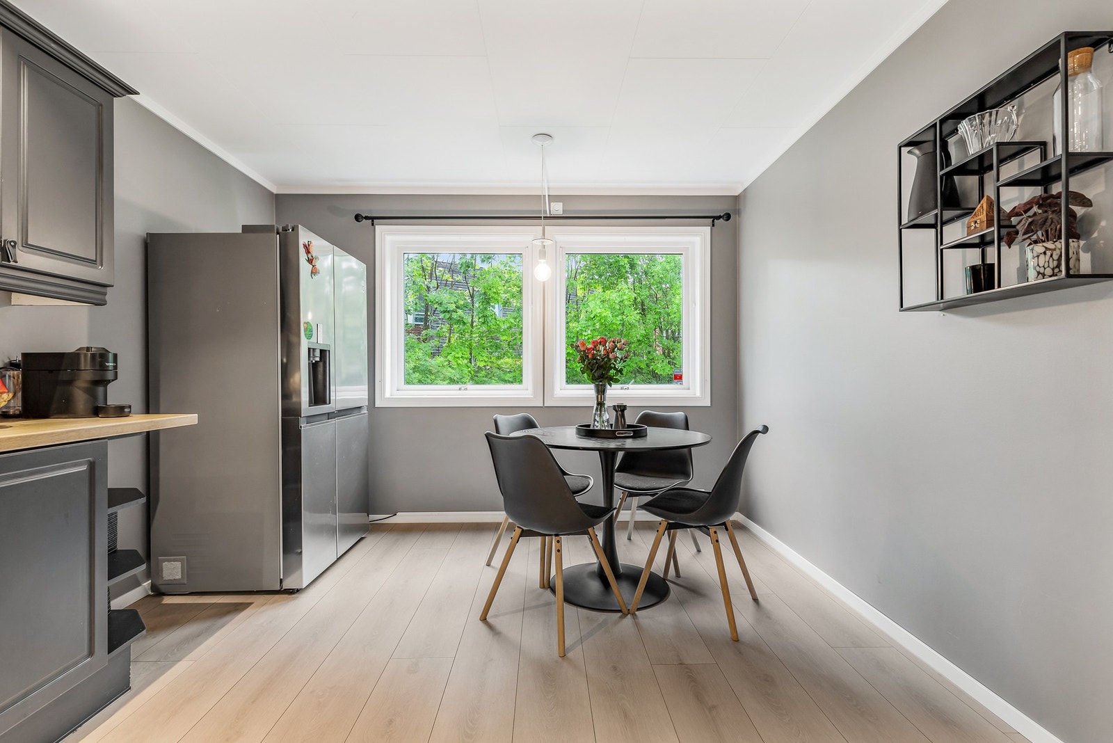 Det er også fin plass til spisebord på kjøkkenet Galleribilde