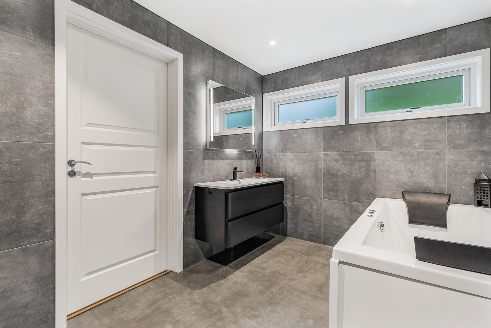 Det er ventilasjon via balansert anlegg, til luft under døren. Galleribilde