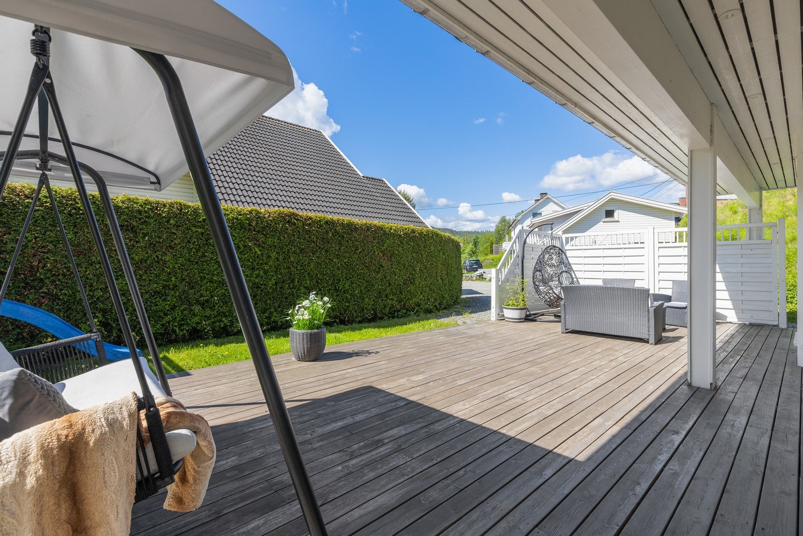 Plattingen er godt skjermet av hekk og levegg Galleribilde