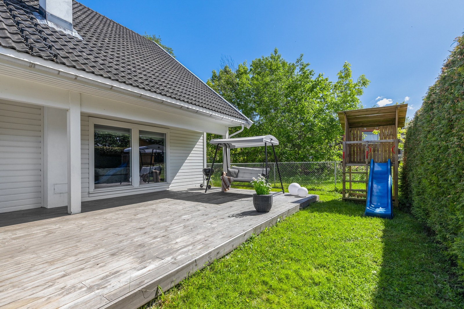 Plattingen er delvis overbygd og har videre adkomst til plenarealer Galleribilde