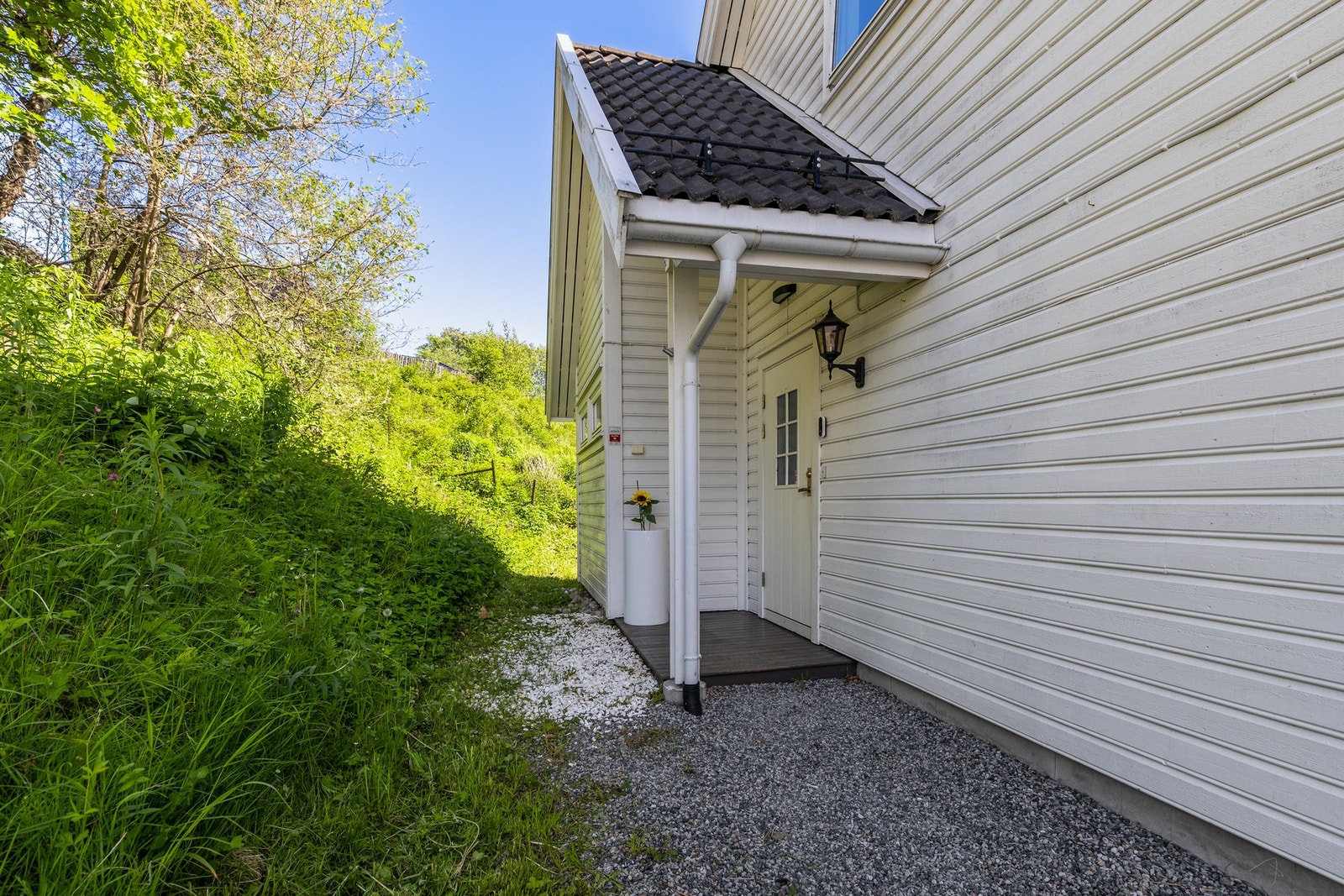 Hyggelig, overbygget inngangsparti Galleribilde