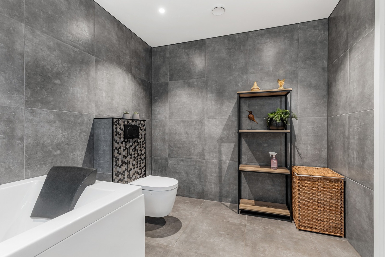 Badet ble pusset opp i 2020 og er innredet med badekar, servant i innredning og vegghengt toalett Galleribilde