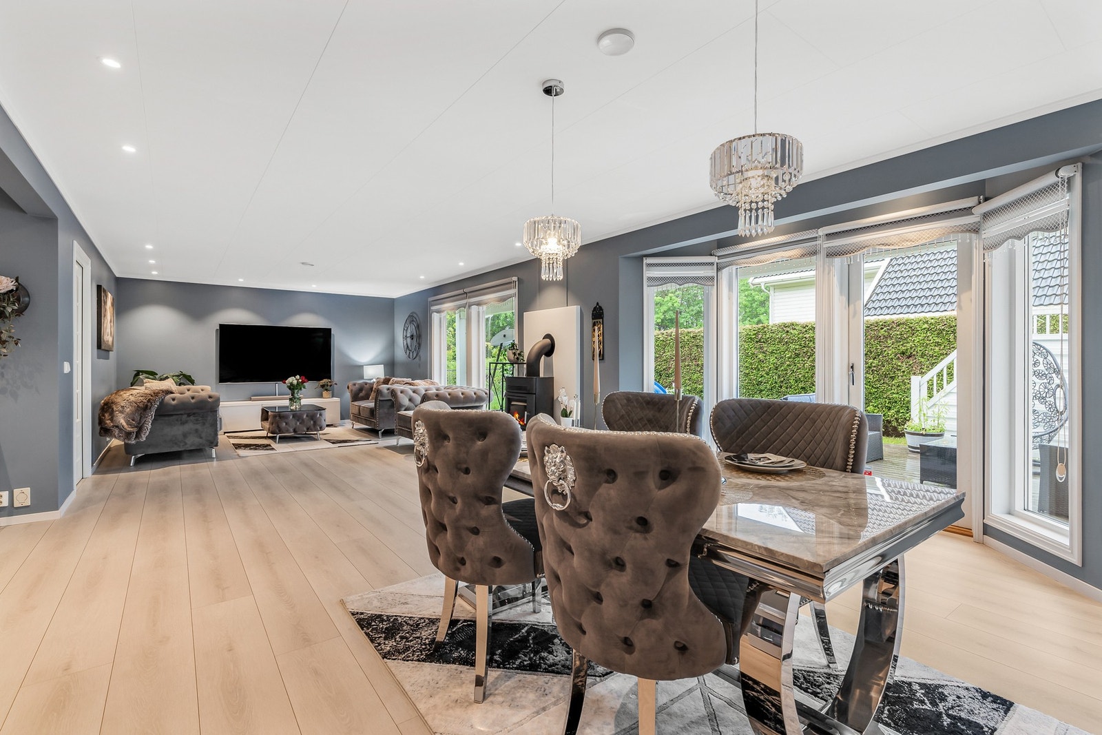 Rommet har store og fine vindusflater som gir rikelig med naturlig lys Galleribilde