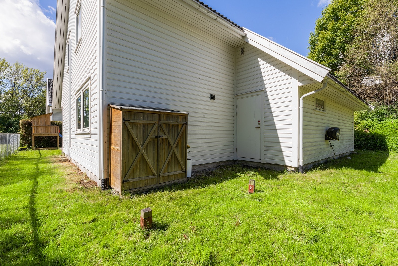 Hage og redskapsbod på baksiden av boligen Galleribilde