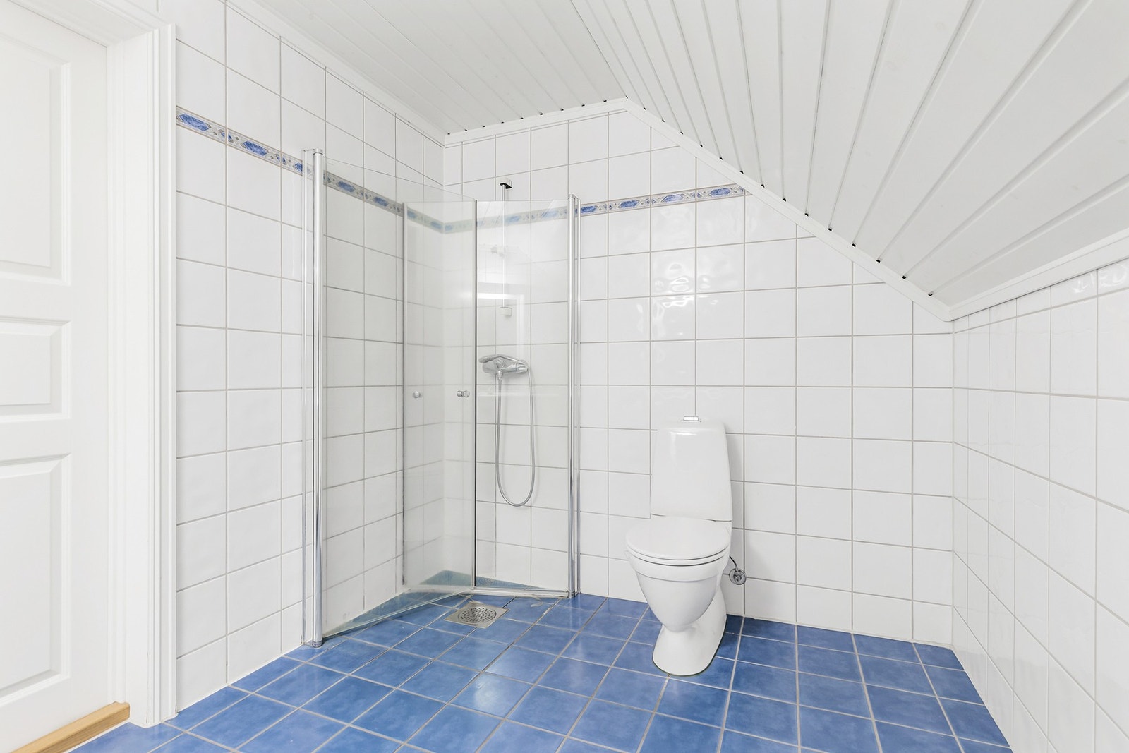 Badet er innredet med dusjhjørne, stor servantinnredning og gulvstående toalett Galleribilde