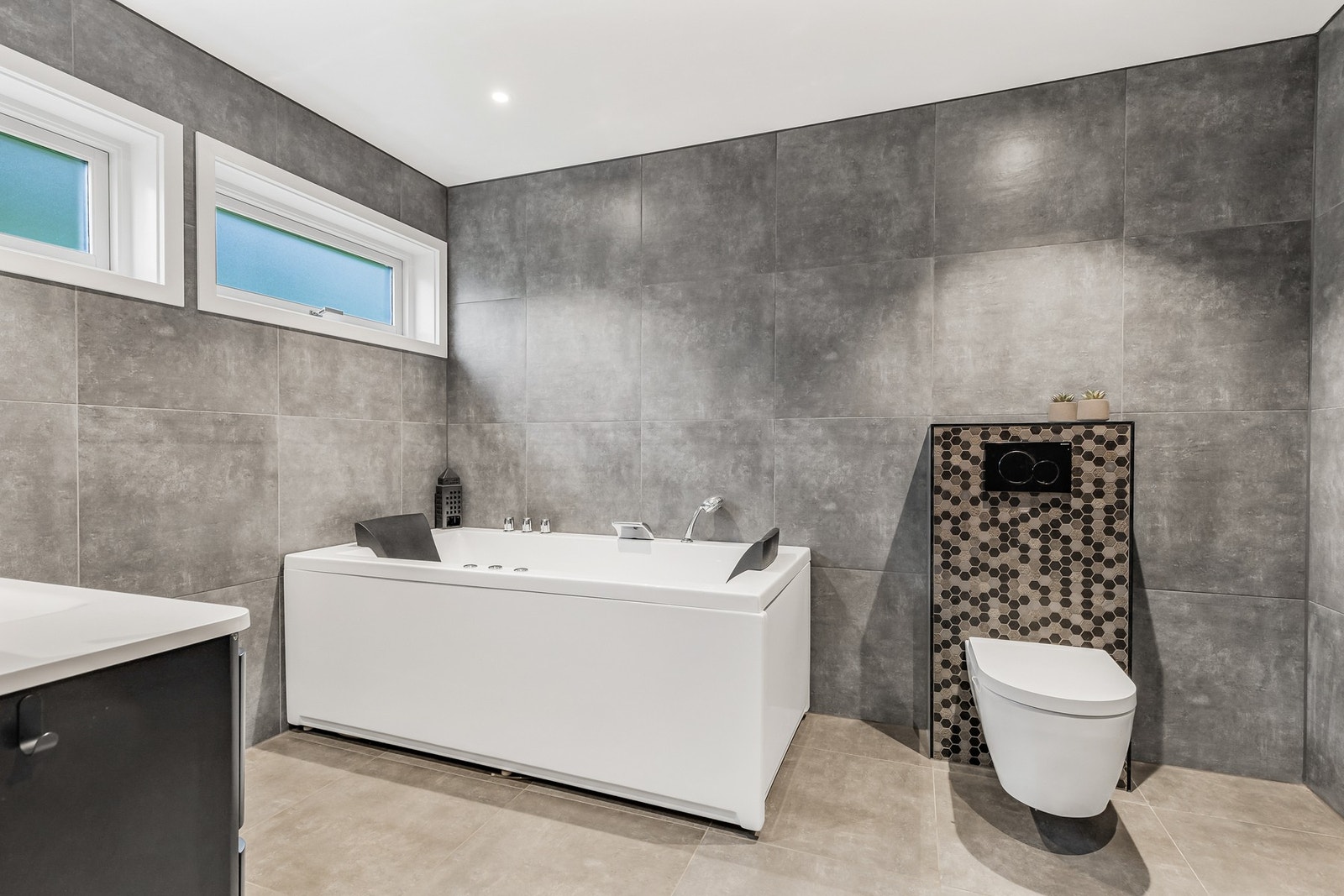 Pent, helfliset bad med gulvvarme og malte plater i himling med downlights Galleribilde