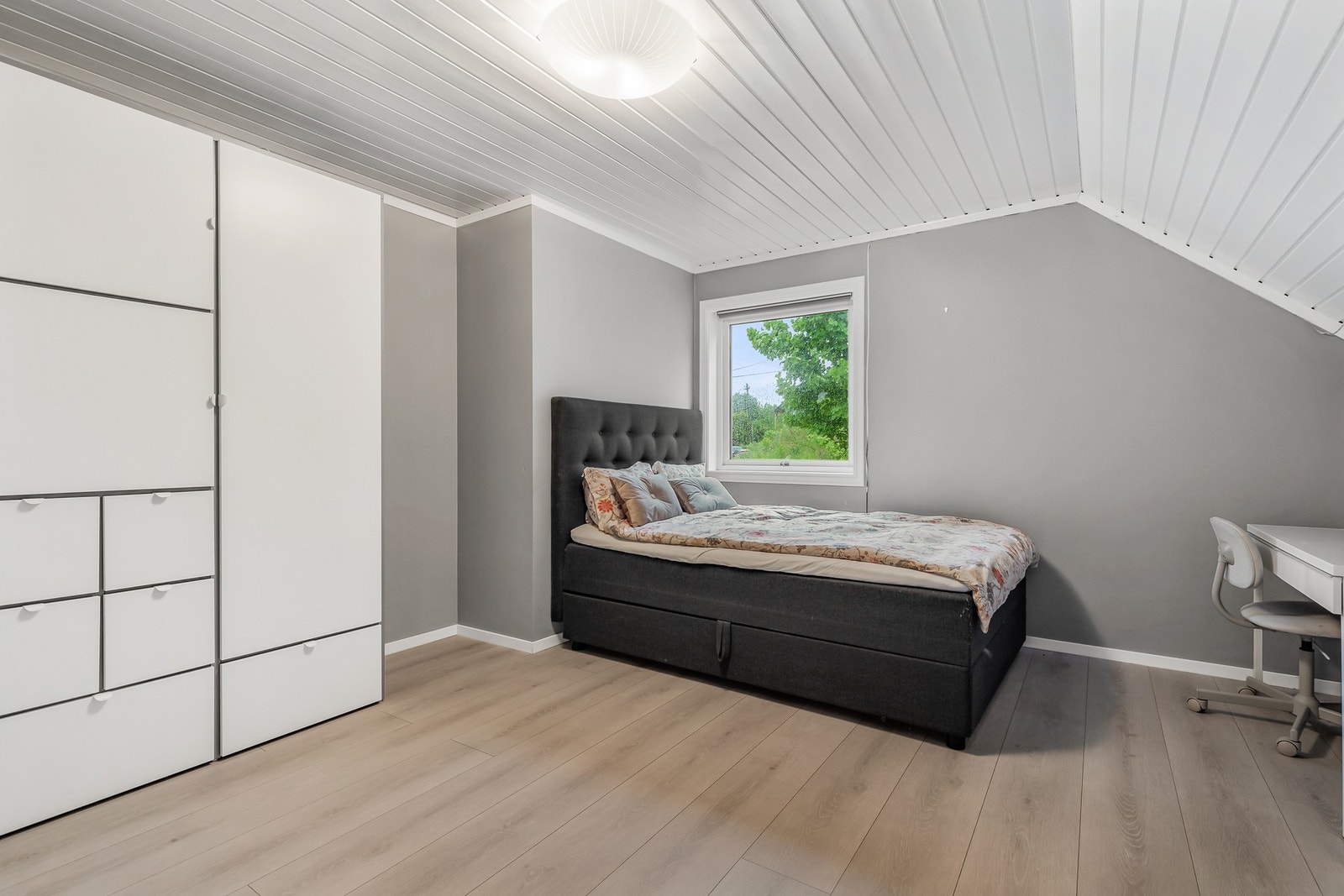 Alle soverommene har nyere høytrykkslaminat på gulv, slette vegger malt i moderne farger og hvitmalt panel i himling Galleribilde