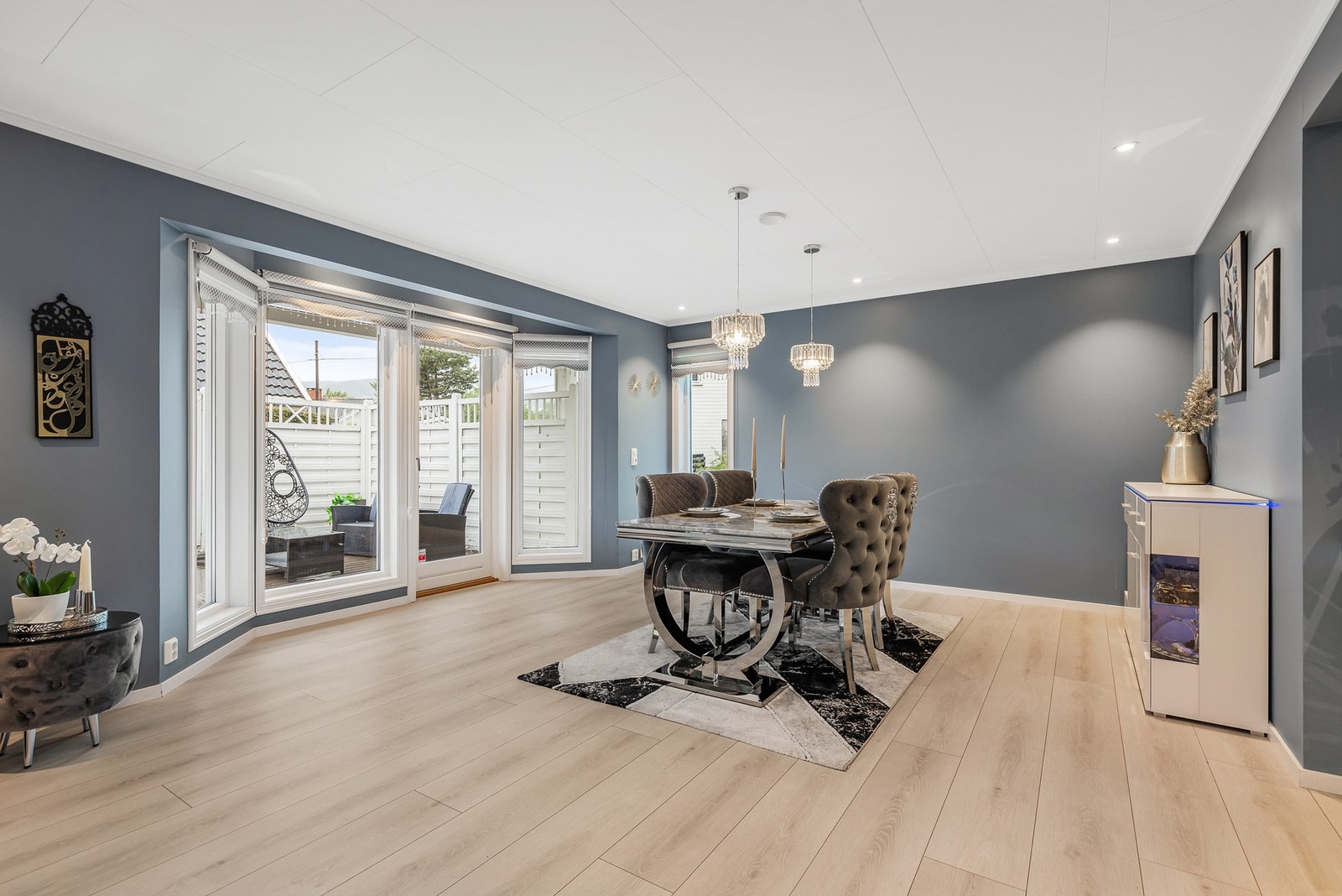 På gulvet er det lagt høytrykkslaminat fra Berry Alloc samt varmefolie fra 2018 som står i stil med resten av boligen Galleribilde