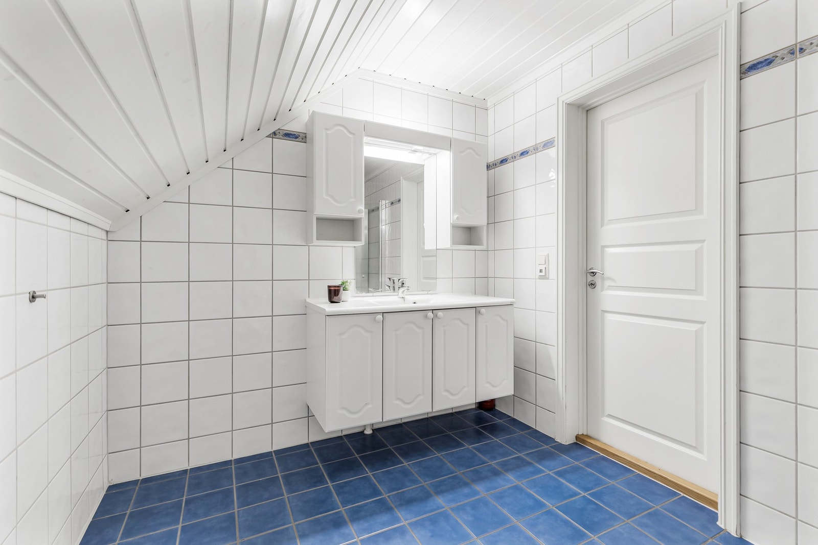 Helfliset bad med malt panel i himling og gulvvarme Galleribilde