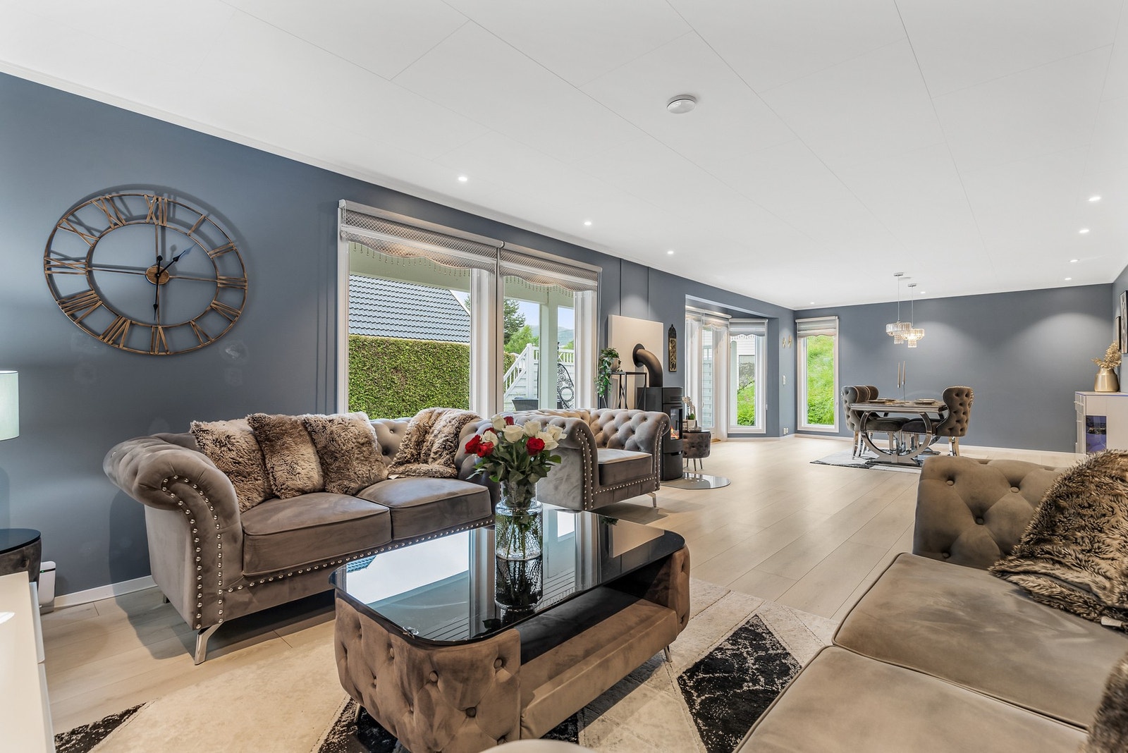 Det er meget god plass til sitte- og spisegrupper Galleribilde