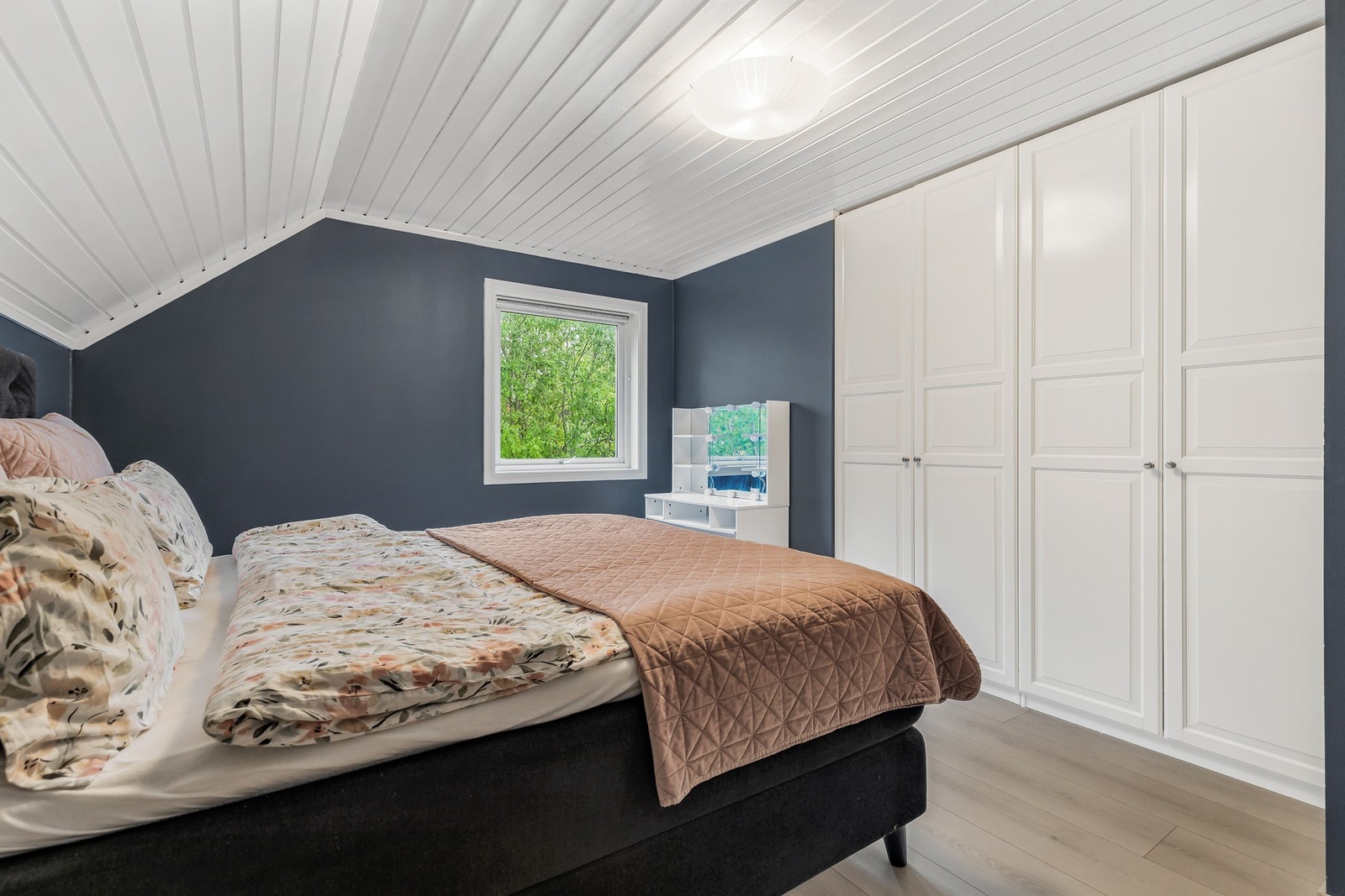 Alle rommene har fin plass til dobbeltseng og garderobeskap Galleribilde