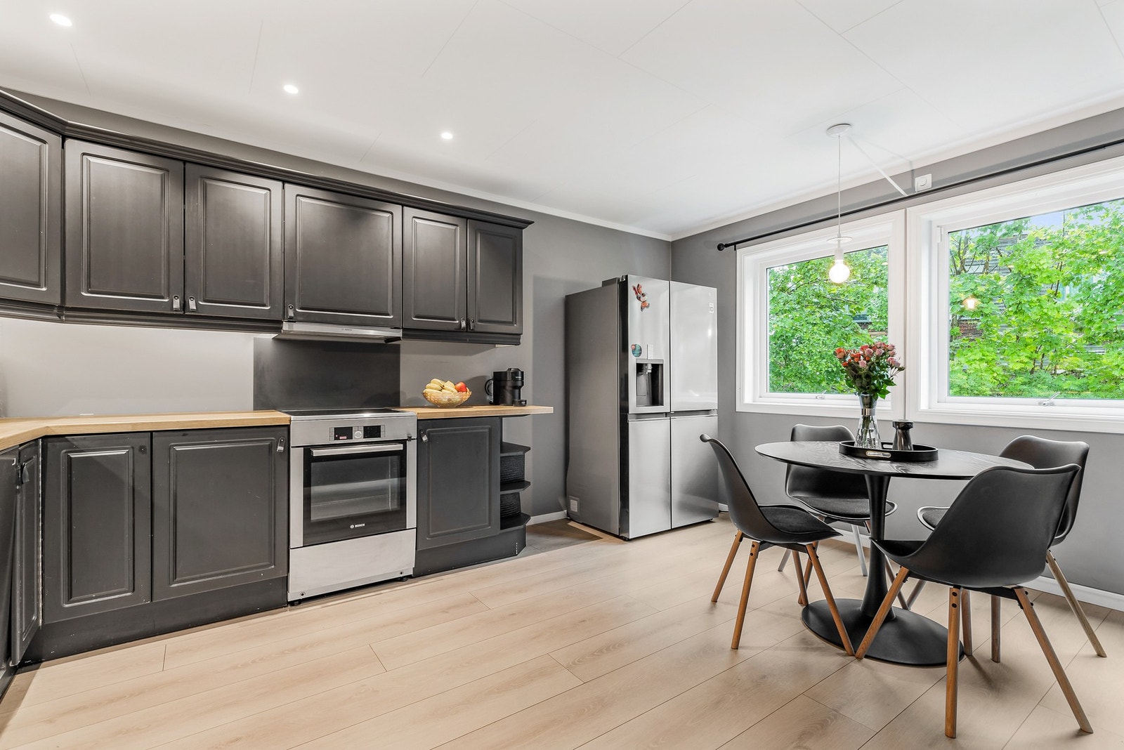 Innredningen har plass til frittstående hvitevarer, herunder kjøleskap, komfyr og oppvaskmaskin Galleribilde