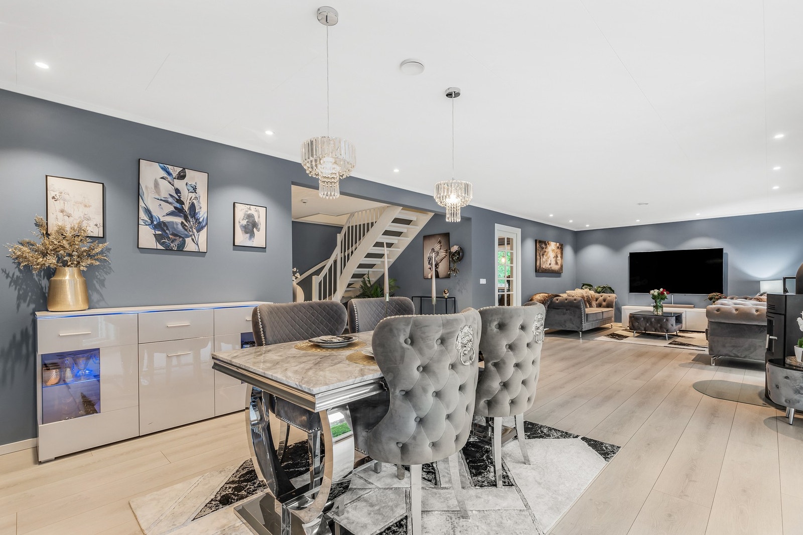 Boligens høydepunkt er den svært romslige og luftige stuen Galleribilde