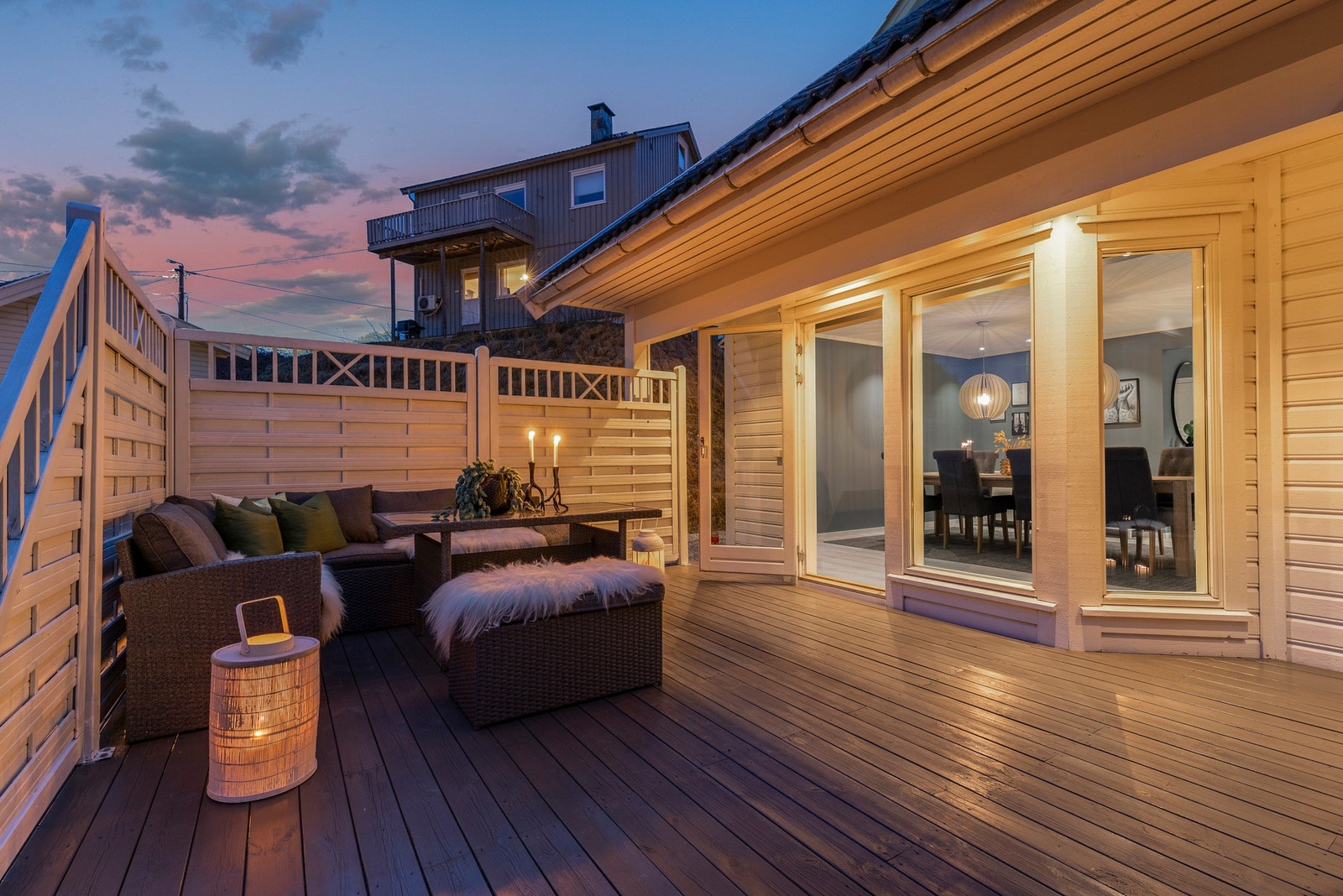 Fra stuen er det utgang til sørvestvendt terrasseplatting Galleribilde