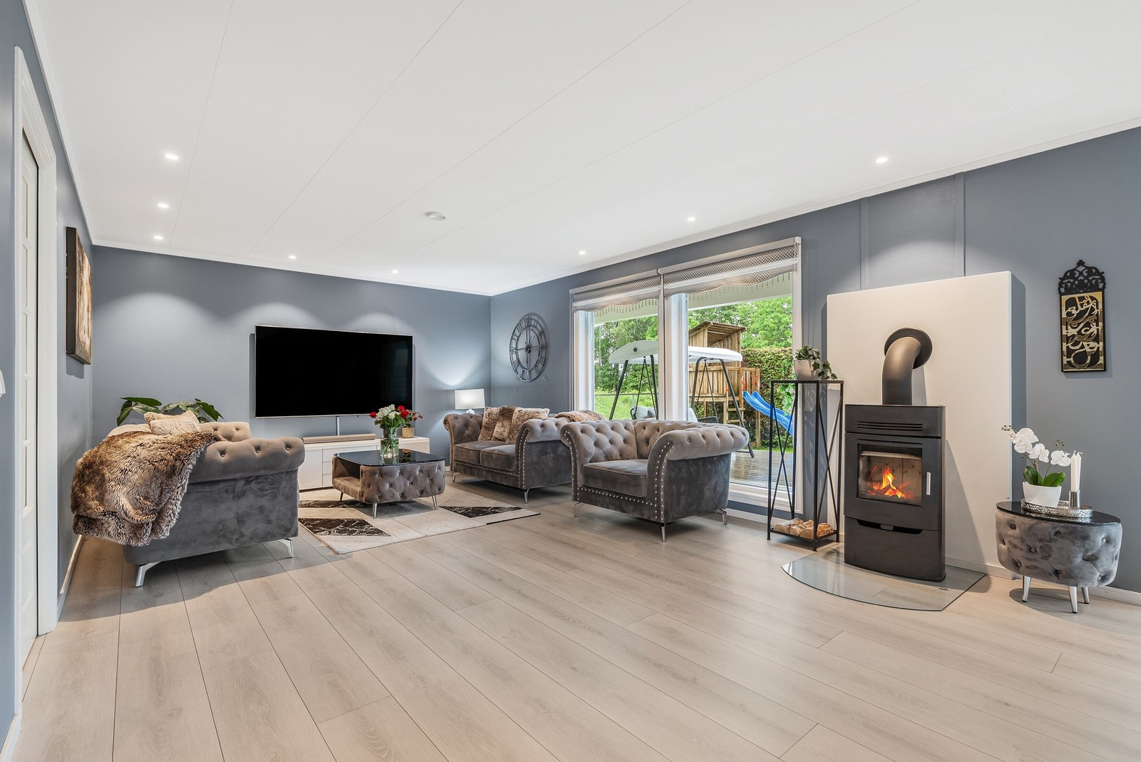 Videre er det en flott peisovn som bidrar til en god atmosfære samt at den varmer godt på vinterstid Galleribilde