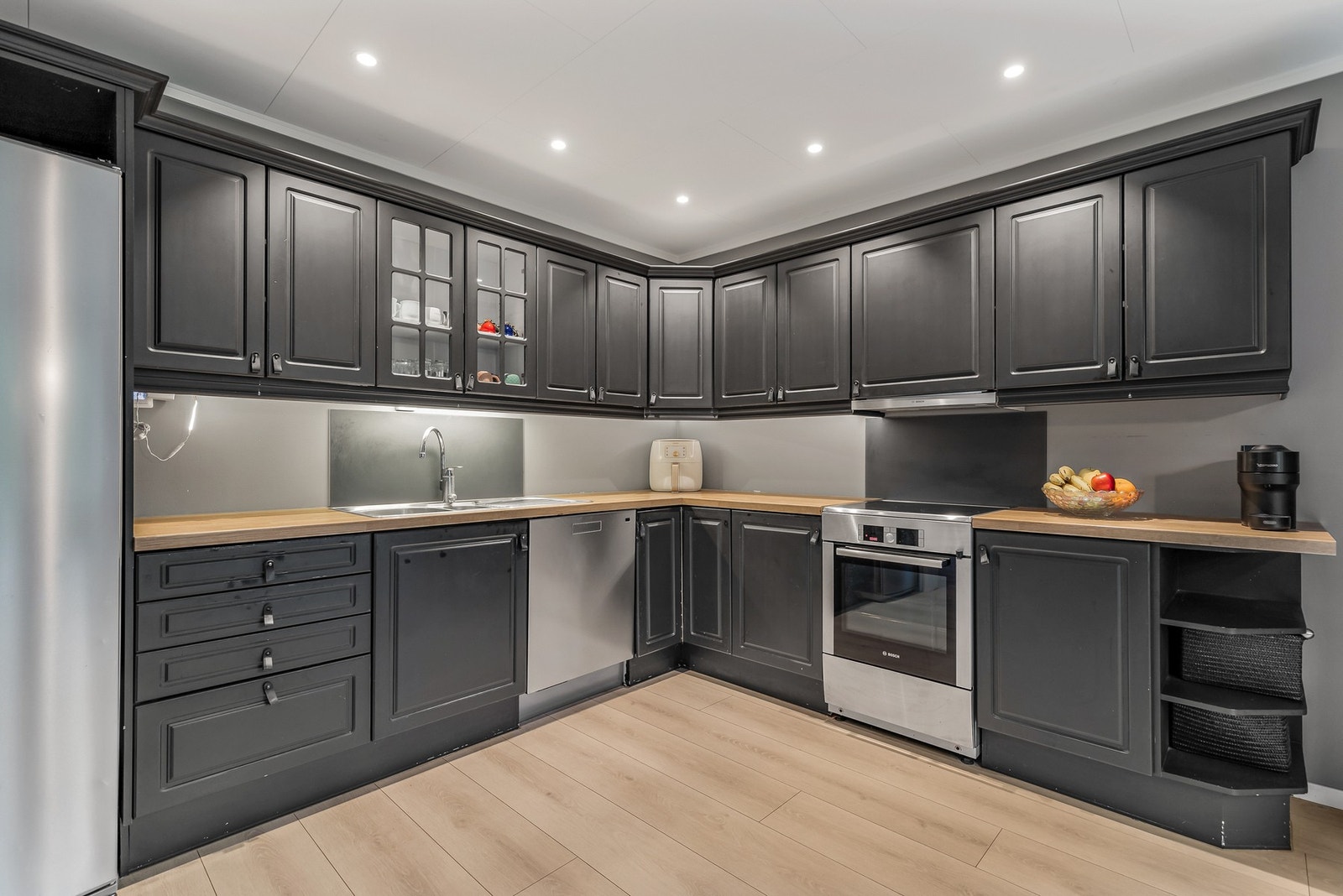 Pen kjøkkeninnredning med profilerte fronter og laminat benkeplate Galleribilde