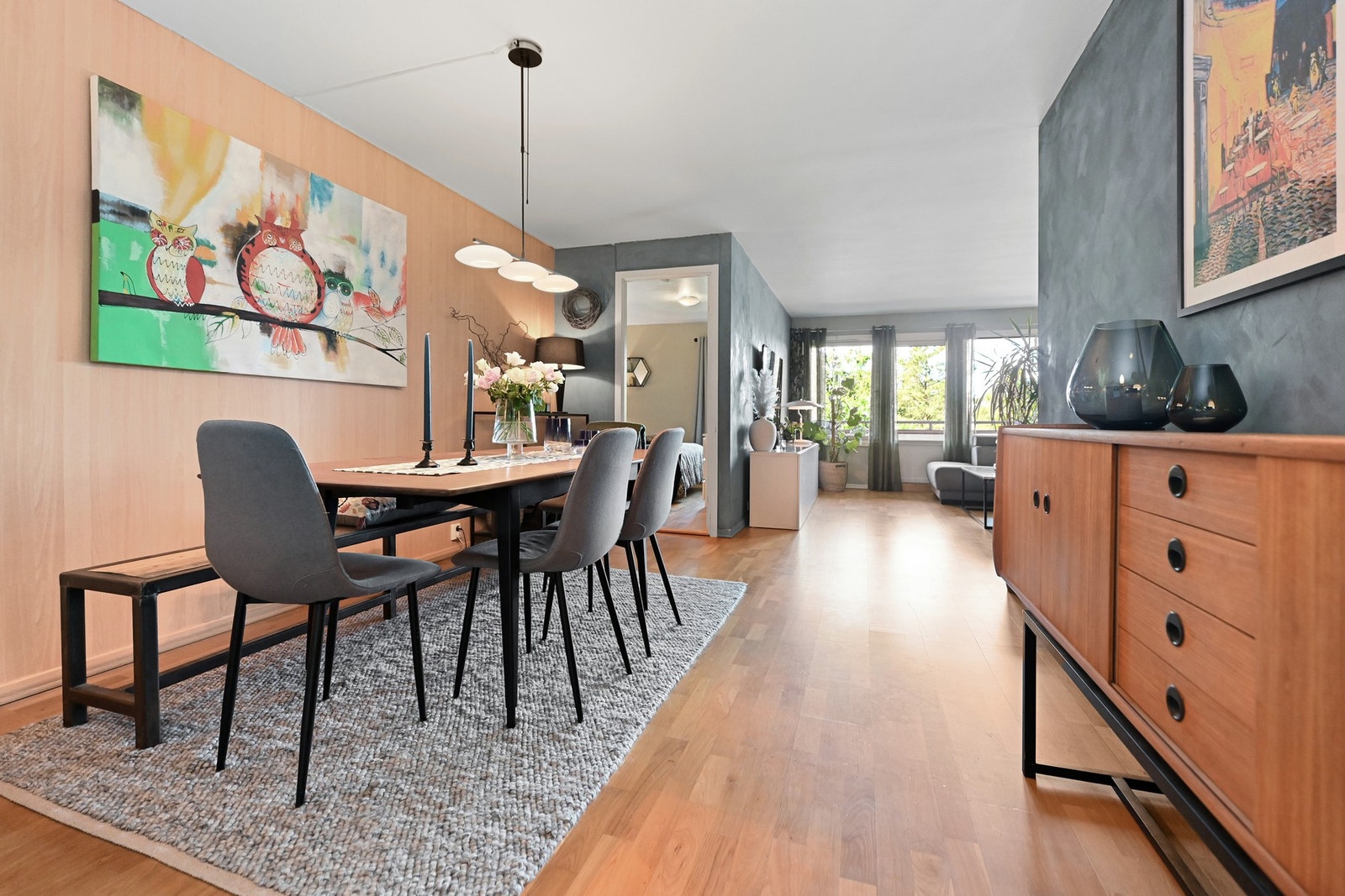 Stuen er delt opp i to praktiske deler, med en spisestue og en tv-stue. Galleribilde