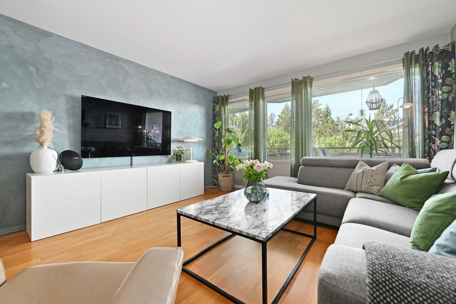 Leiligheten har en god planløsning og passer både en liten barnefamilie, førstegangskjøpere, single, par, pendlere eller for deg som ønsker å bo i en stor leilighet med enkel adkomst. Galleribilde