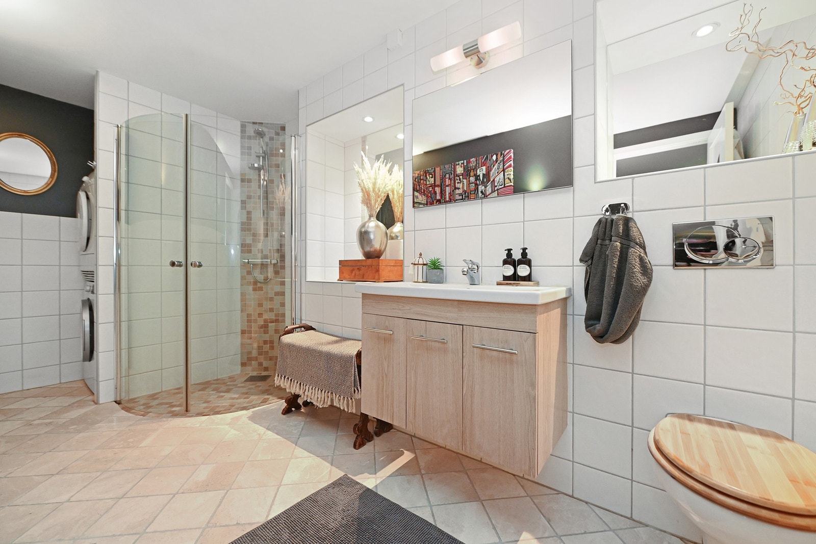 Leiligheten har et delikat bad. Innredningen er holdt i tidsriktige farger, gulvet er belagt med fliser og har gulvvarme som gir behagelig, barfotvennlig varme. Galleribilde