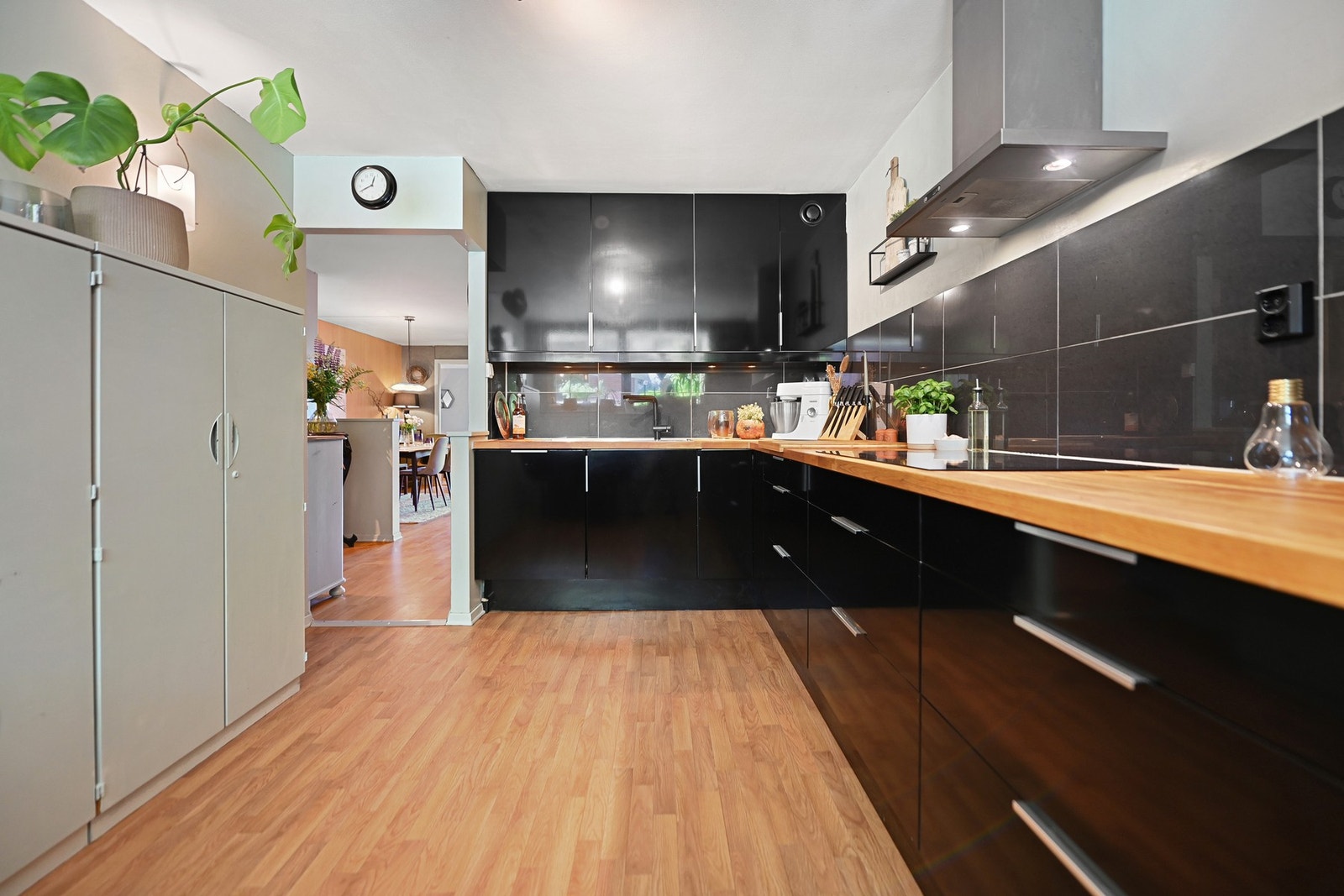 Kjøkkeninnredning er med folierte fronter og heltre benkeplate. Galleribilde