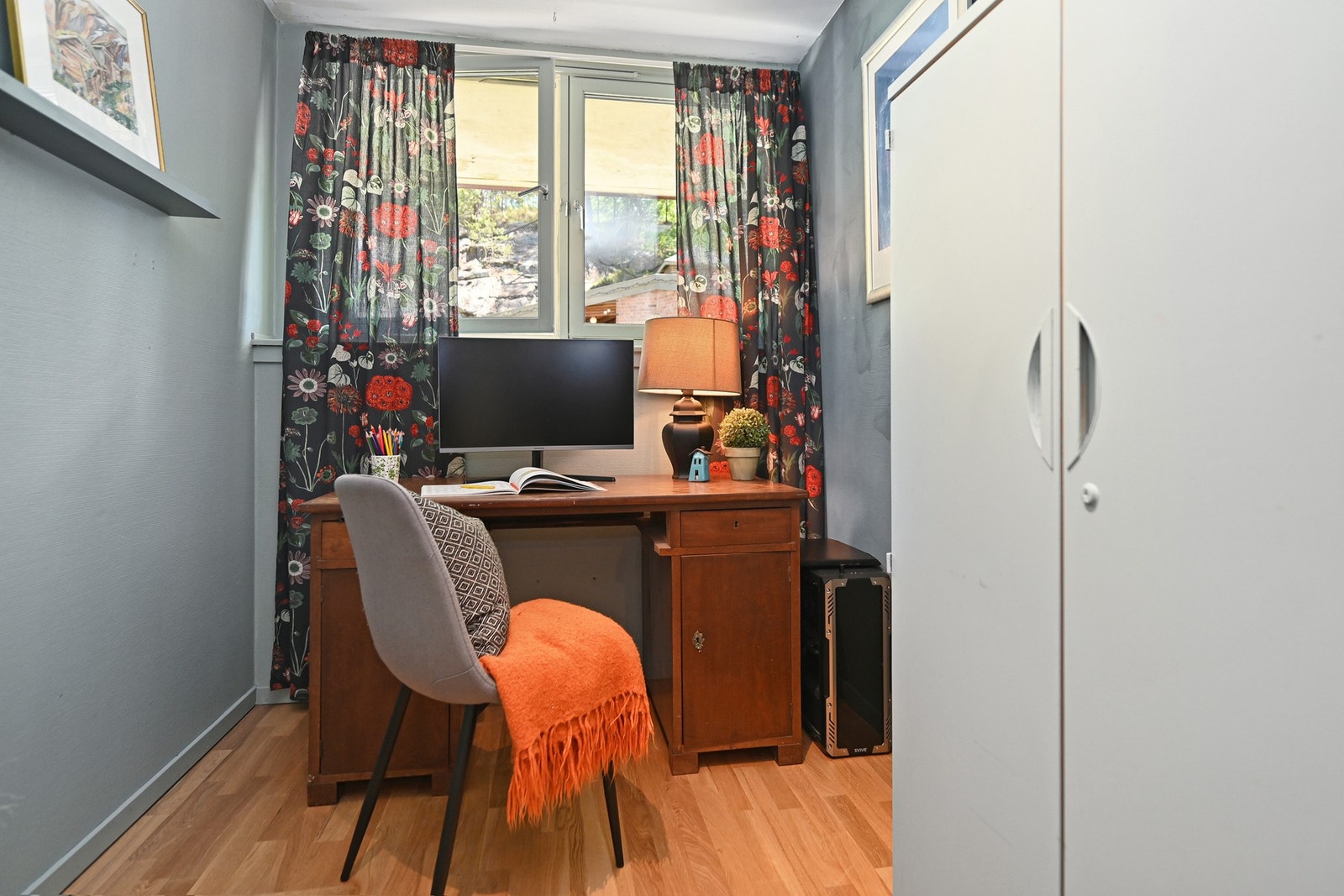 Barnerommet blir i dag benyttet som kontor og ligger i andre enden av leiligheten. Galleribilde