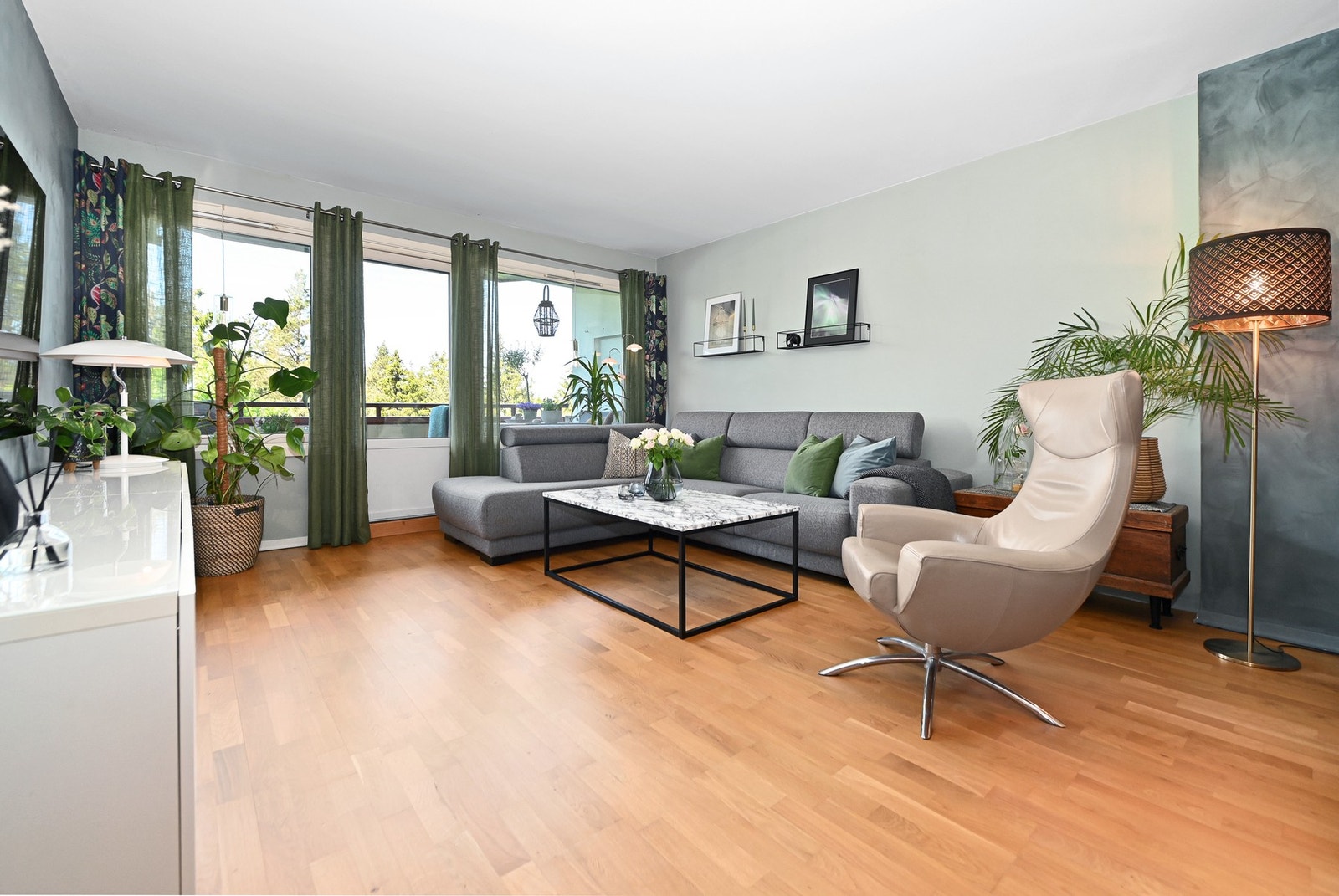 Her får du en romslig stue med store vindusflater som setter sitt preg på boligen og gir svært gode lysforhold. Galleribilde