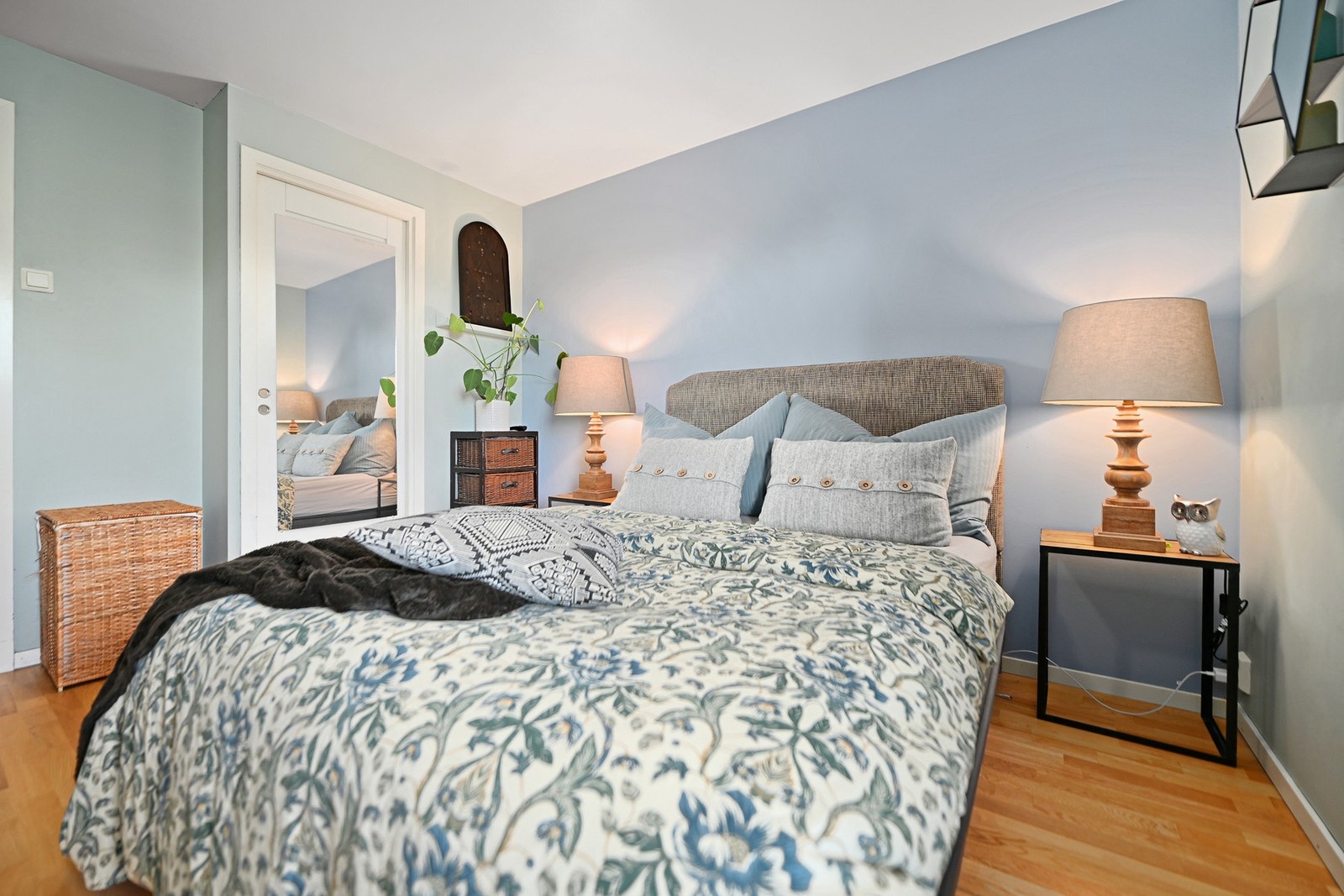 Hovedsoverommet har god plass til oppbevaring av klær i egen garderoberom, med god plass til det du trenger av klær, vesker og sko. Galleribilde