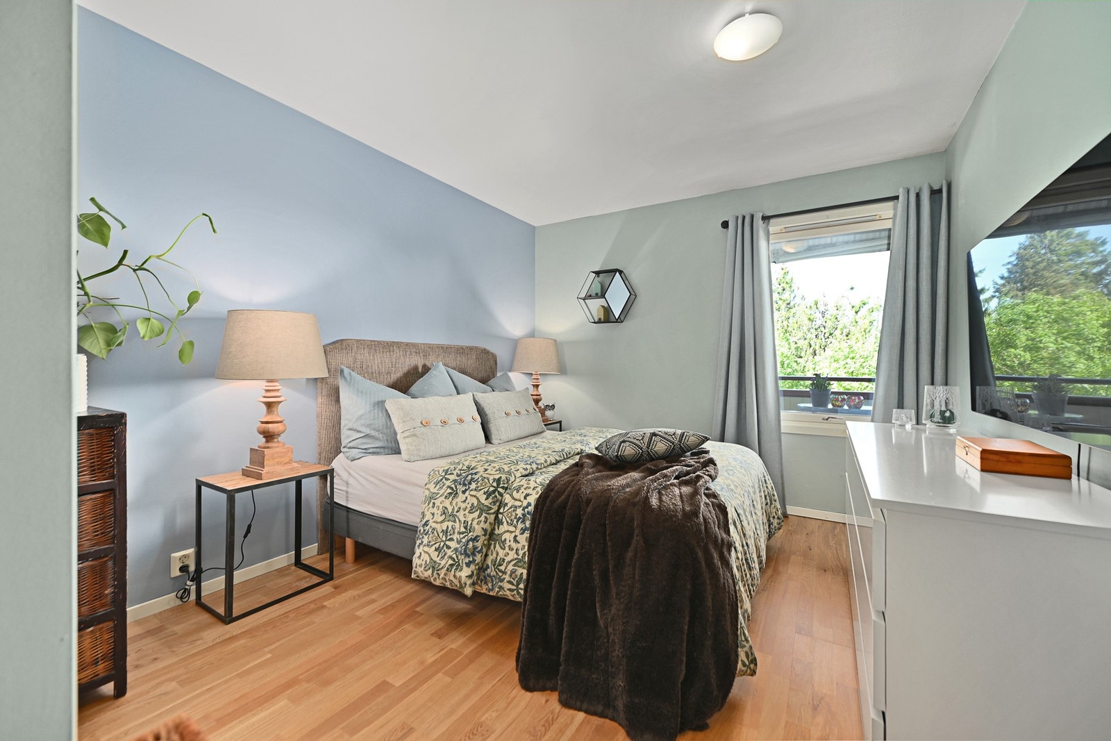 Leiligheten har to romslige soverom malt i lyse farger. Galleribilde