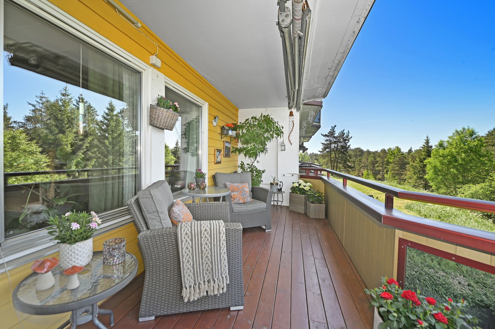 Fra stuen er det utgang til en balkong på 15 m², hvor man kan nyte lange sommerkvelder. Galleribilde