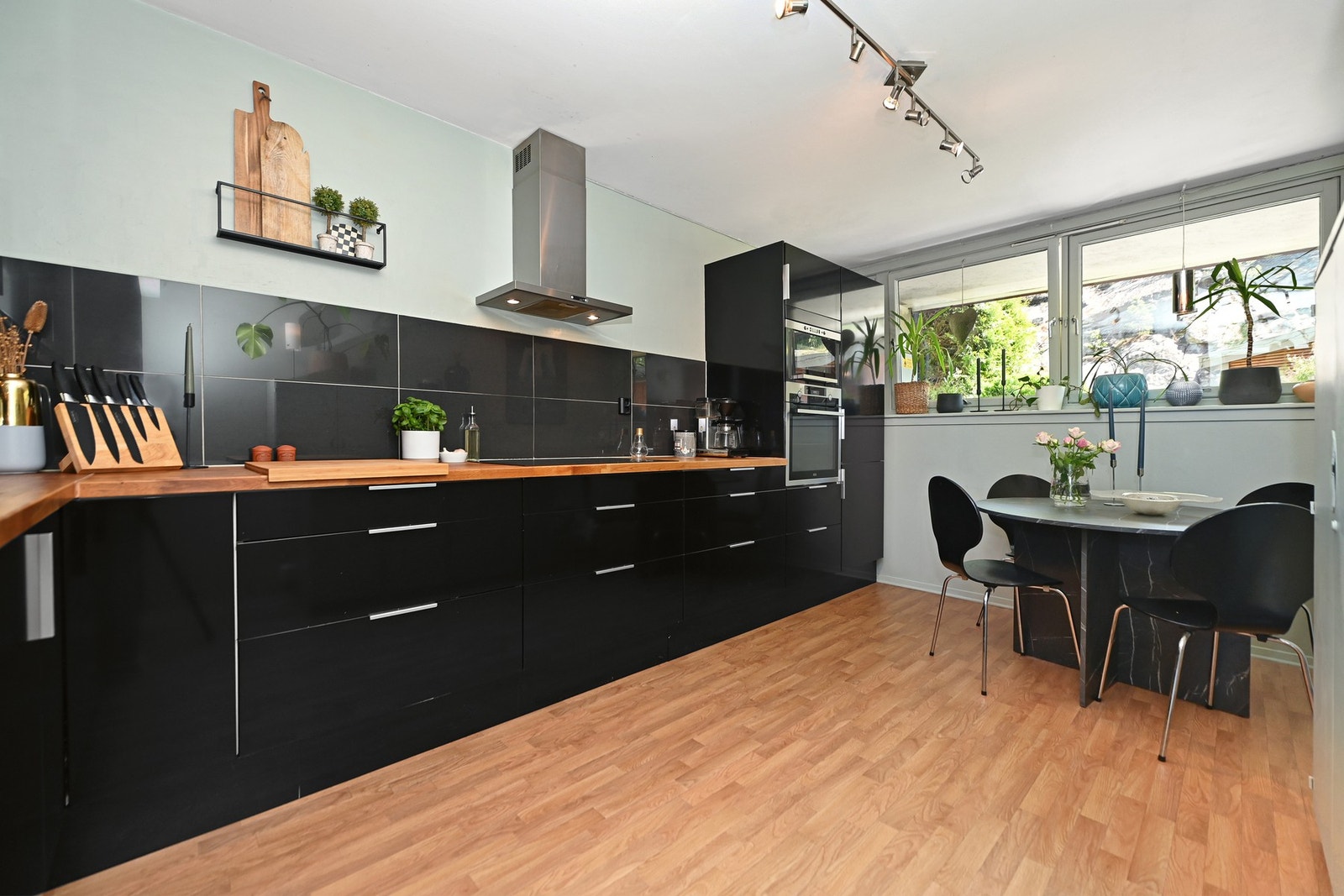 Her har du et arbeidsvennlig kjøkken med gode løsninger og fin plassutnyttelse for deg som er glad i å lage mat. Galleribilde