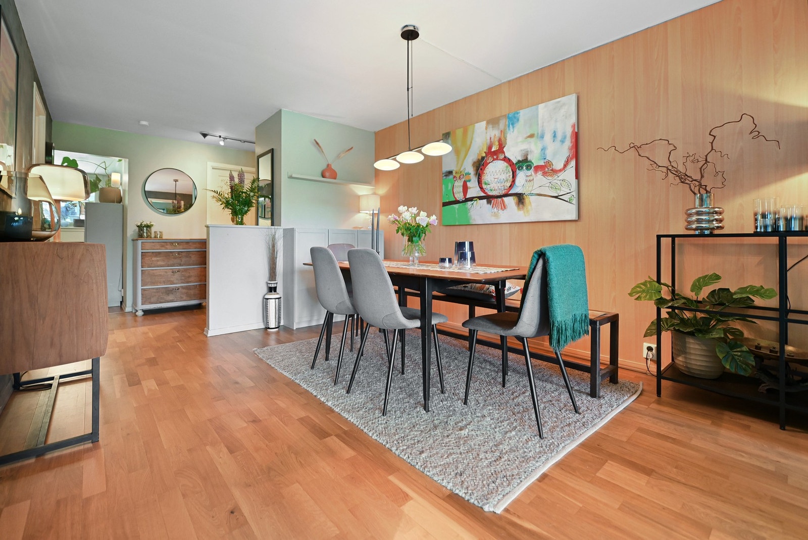 Det er flere møbleringsmuligheter i stuen med plass til både tv-møblement og spisebord. Galleribilde