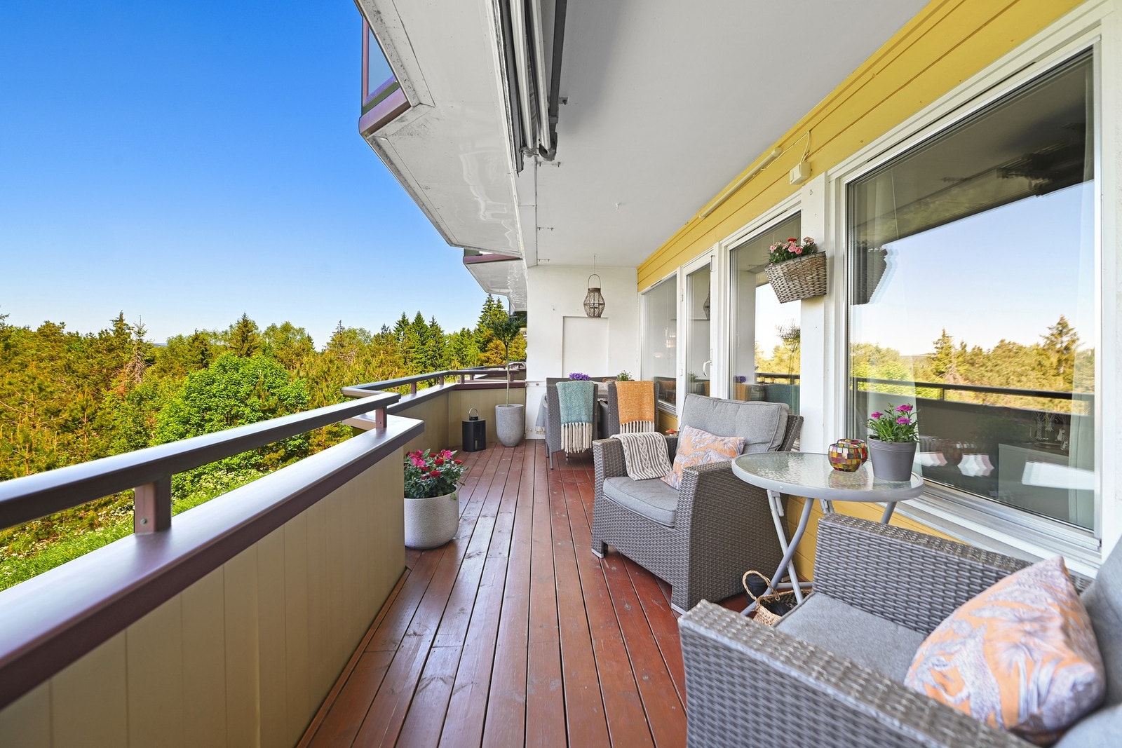 Store deler av sommerhalvåret står døren oppe og mye tid blir tilbrakt her ute. Galleribilde