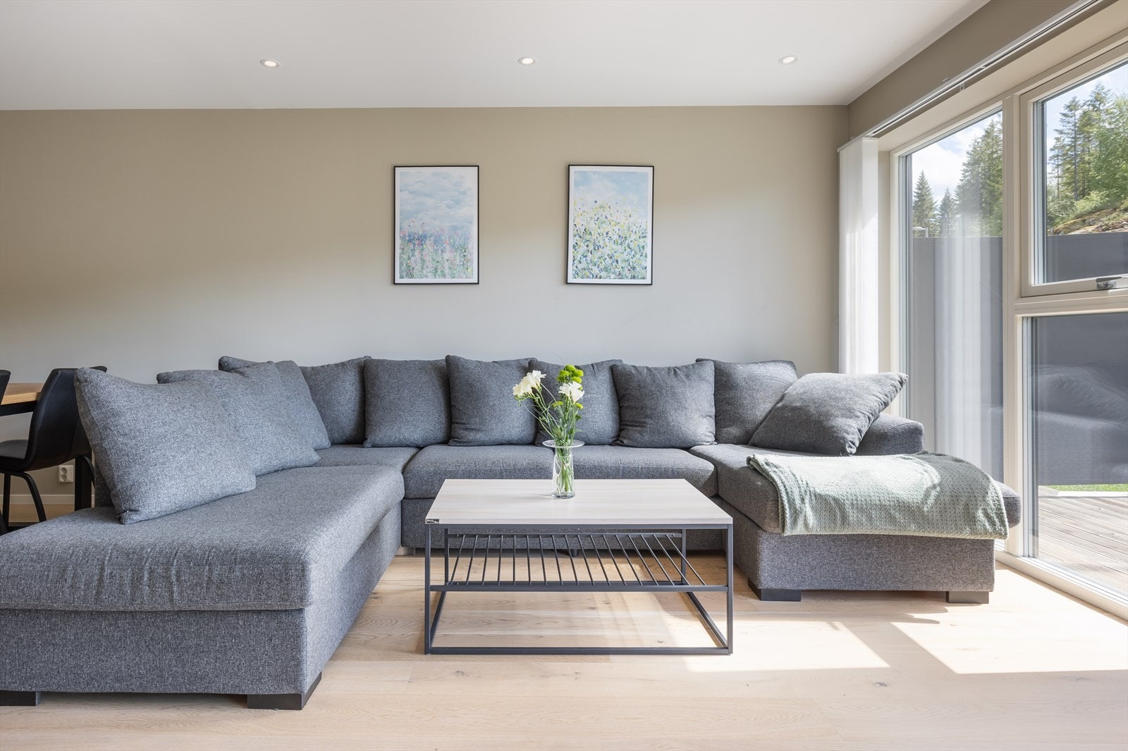 Stuen lar seg enkelt innrede med både sofagruppe, TV-møbel og spisebord. Galleribilde