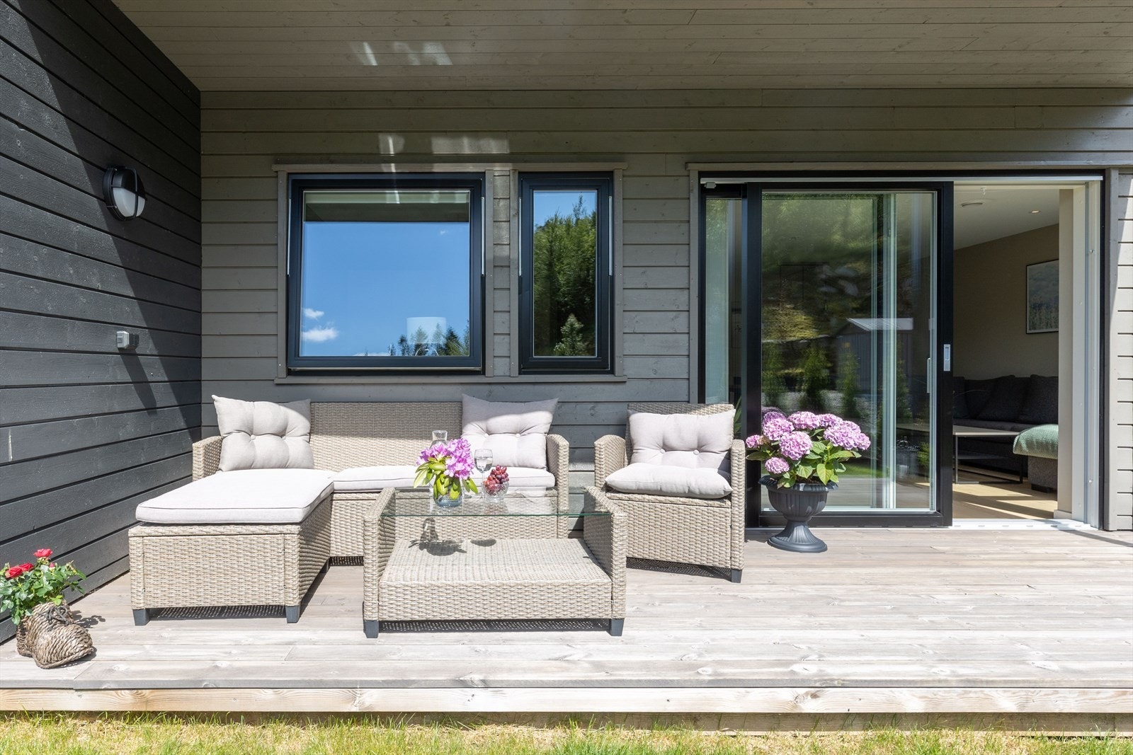 Terrassen har terrassebord fra Møre Royal og det er etablert vegglampe og jordet stikkontakt. Galleribilde