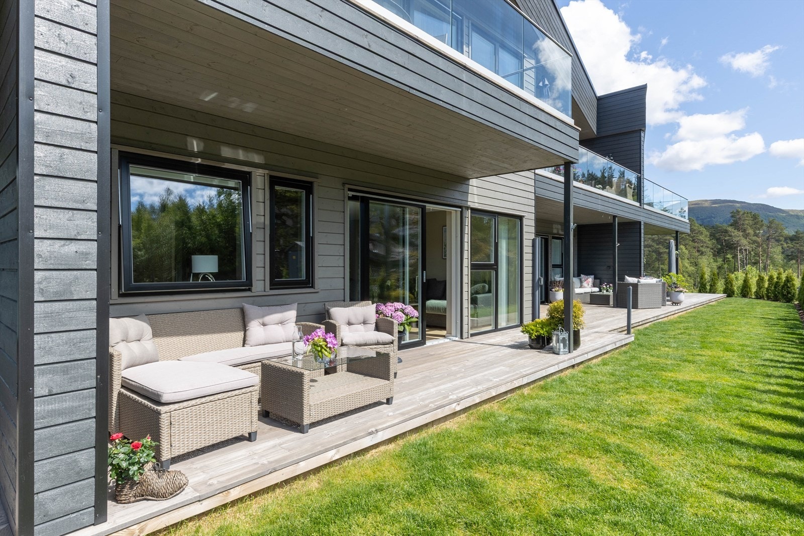 En stilren og moderne 3- roms leilighet med herlig terrasse og fast garasjeplass m/elbillader. Galleribilde