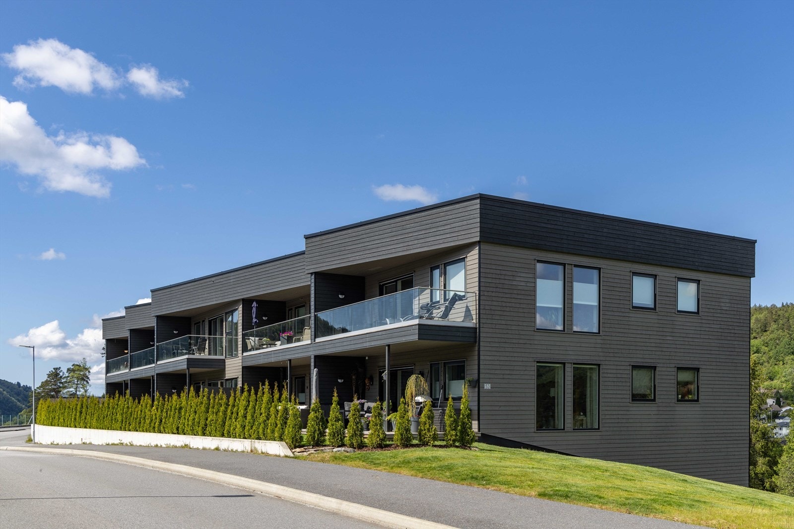 Her bor du sentralt til med kort vei til skoler, barnehager og butikk - og servicetilbud på Lonevåg. Galleribilde