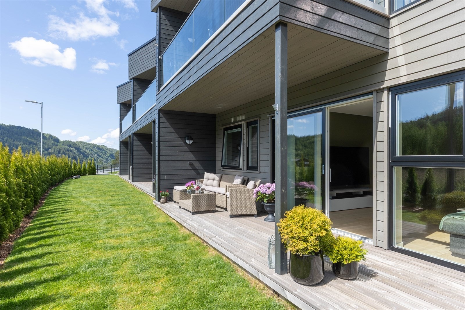 Fra stuen er det utgang til en herlig og overbygget sør-vestvendt terrasse. Galleribilde