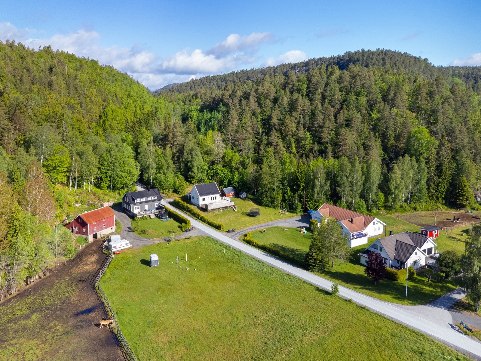 Det er også kort vei til lysløype, badeplasser i Songeelva, skiskytterarena og fine turområder Galleribilde