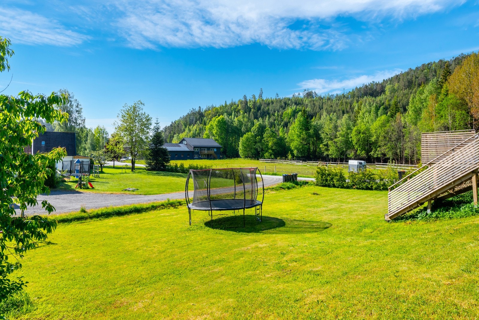Pent opparbeidet tomt med sol fra tidlig morgen til ca. kl. 19.00 på kvelden. Galleribilde