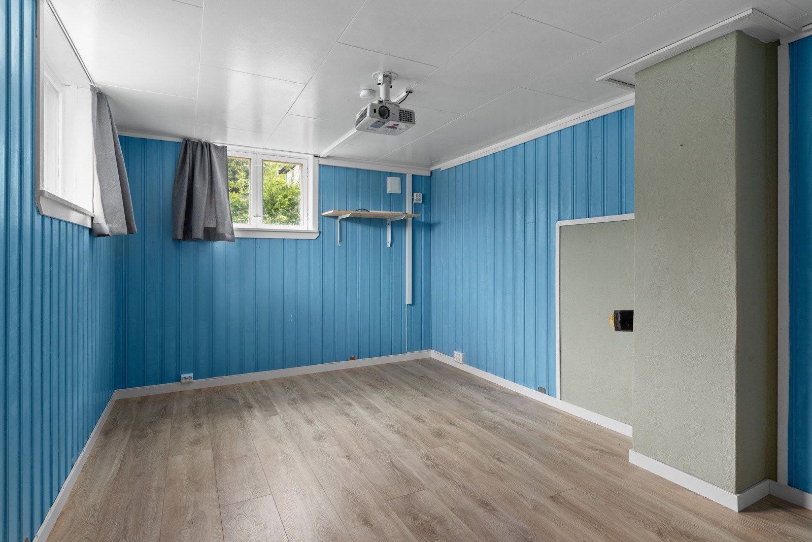 Direkte adkomst mellom hoveddel og hybel gir stor fleksibilitet - enten til utleie, generasjonsbolig eller som en del av helheten. Kjellerstuen er i dag innredet som et hyggelig kinorom Galleribilde