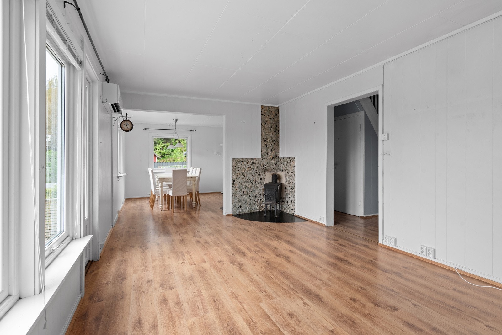 Lys og romslig dobbel stue med direkte utgang til veranda og hage Galleribilde