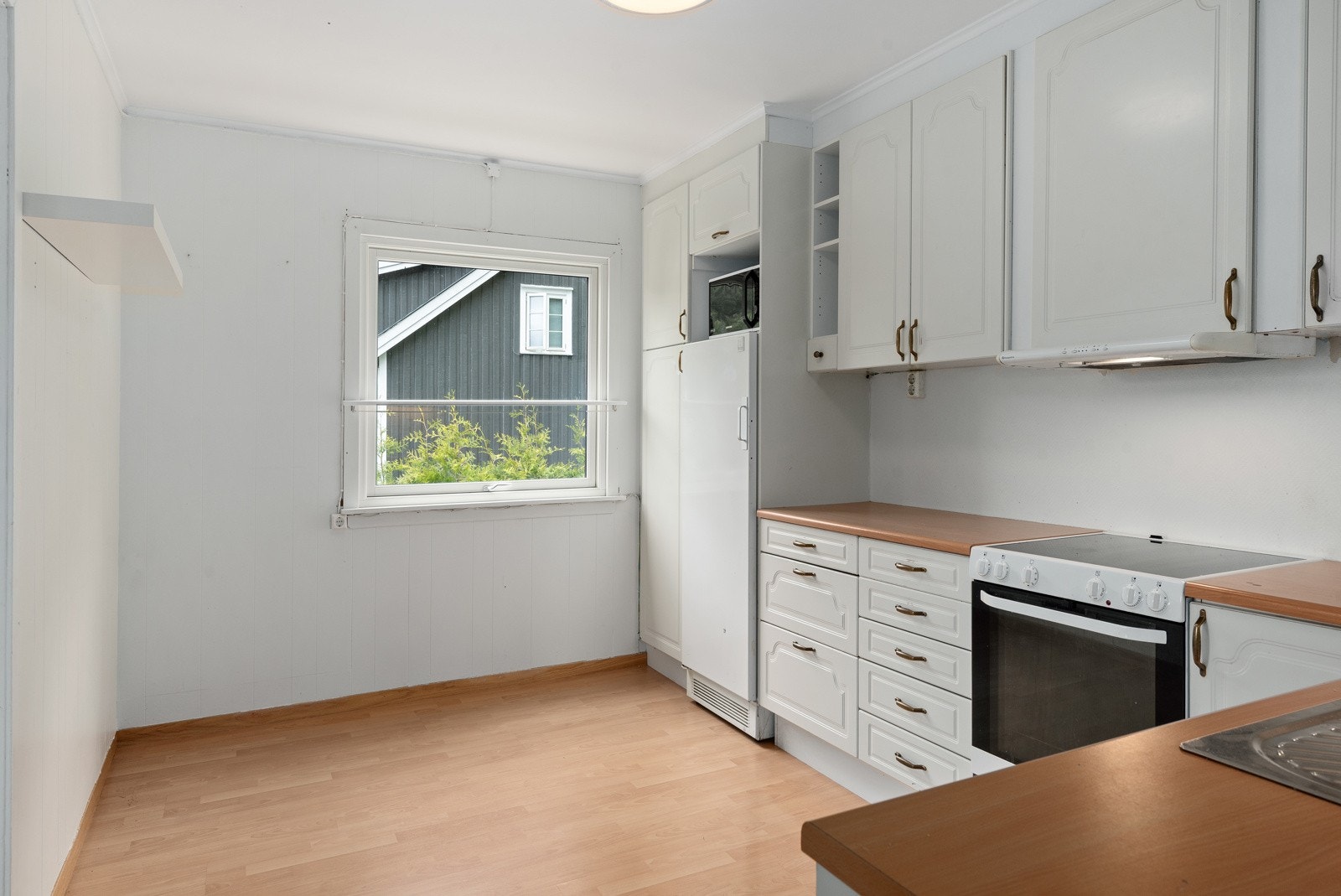 Separat og funksjonelt kjøkken med god skapplass og tidløs, lys innredning. Galleribilde