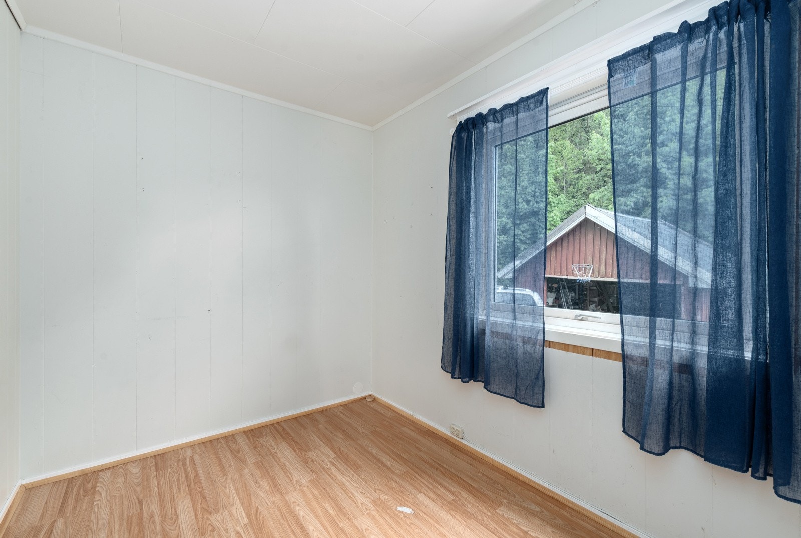 Soverom 1 - Soverom i 1. etasje. Boligen har fire soverom fordelt på første og andre etasje. I tillegg er det innredet en hybel i underetasjen. Galleribilde