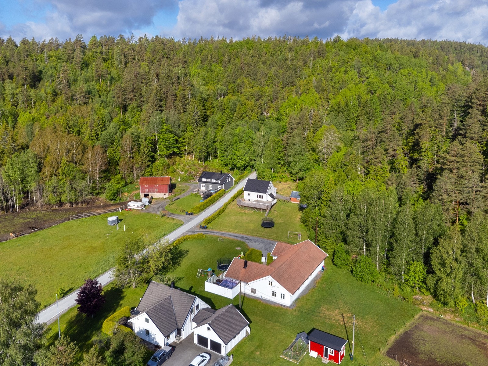 Området består hovedsakelig av spredt boligbebyggelse, småbruk og næring. Galleribilde