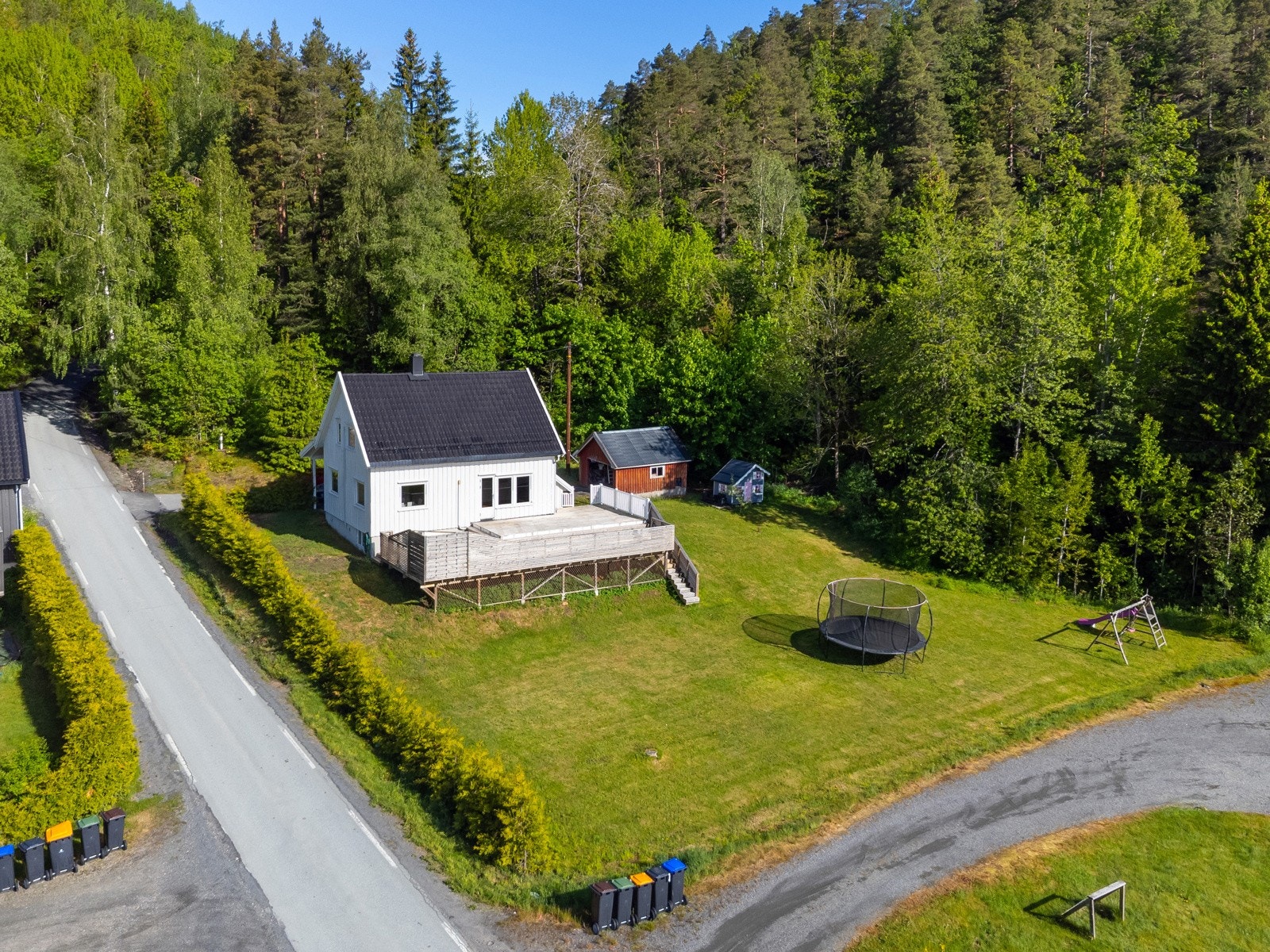 Landlig, men likevel kun 10 -15 minutters gange til skole, barnehage, butikk og kommunesentrum. Galleribilde